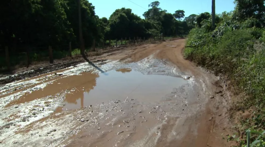 MORADORES DO AMANDABA RELATAM TRANSTORNOS APÓS CHUVA EM RUA DE TERRA