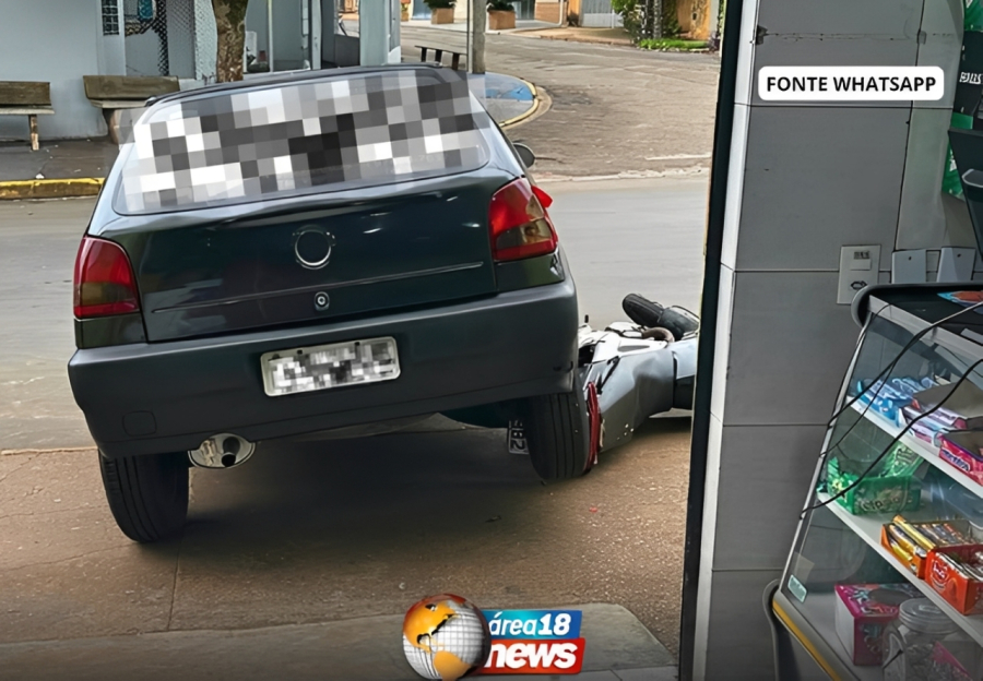 CARRO DESCE SOZINHO, ATINGE MOTO E PARA EM FRENTE A PADARIA EM MIRANDÓPOLIS