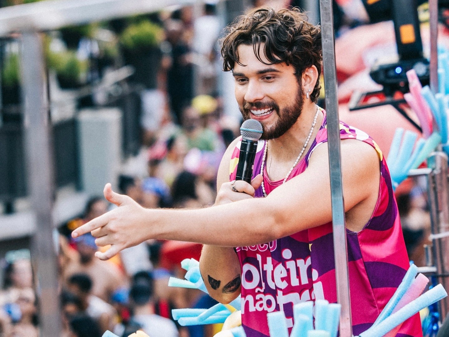 Gustavo Mioto leva sofrência com novos arranjos para o carnaval: 'A gente sofre em axé, pulando e dançando'