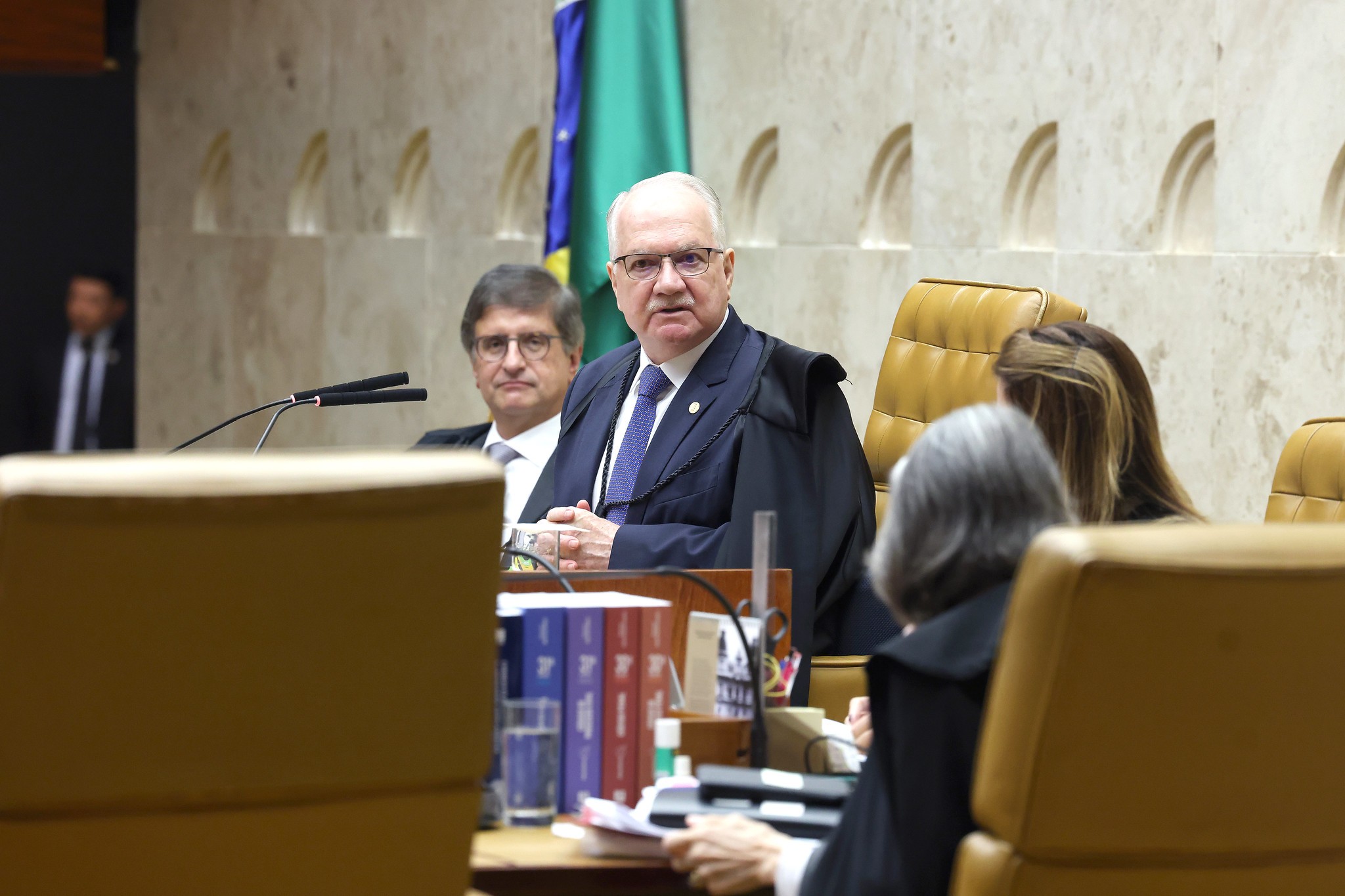 Fachin convida presidentes do Congresso, PGR, Gilmar e Dino para discutir 'penduricalhos' suspensos