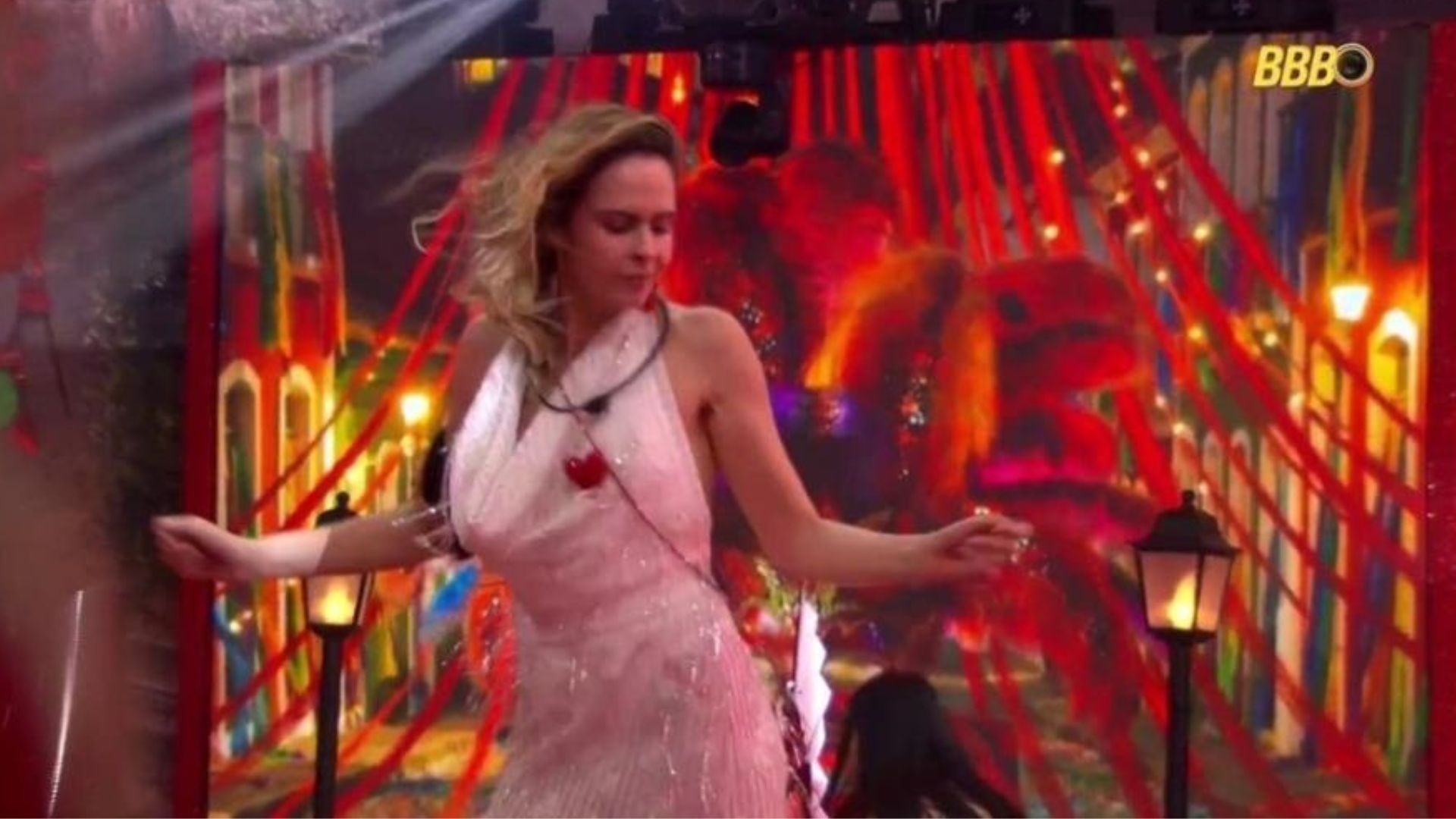 Após dança de Ana Paula no 'BBB', 'World, hold on' renasce... Mas por que este hit é tão chiclete?