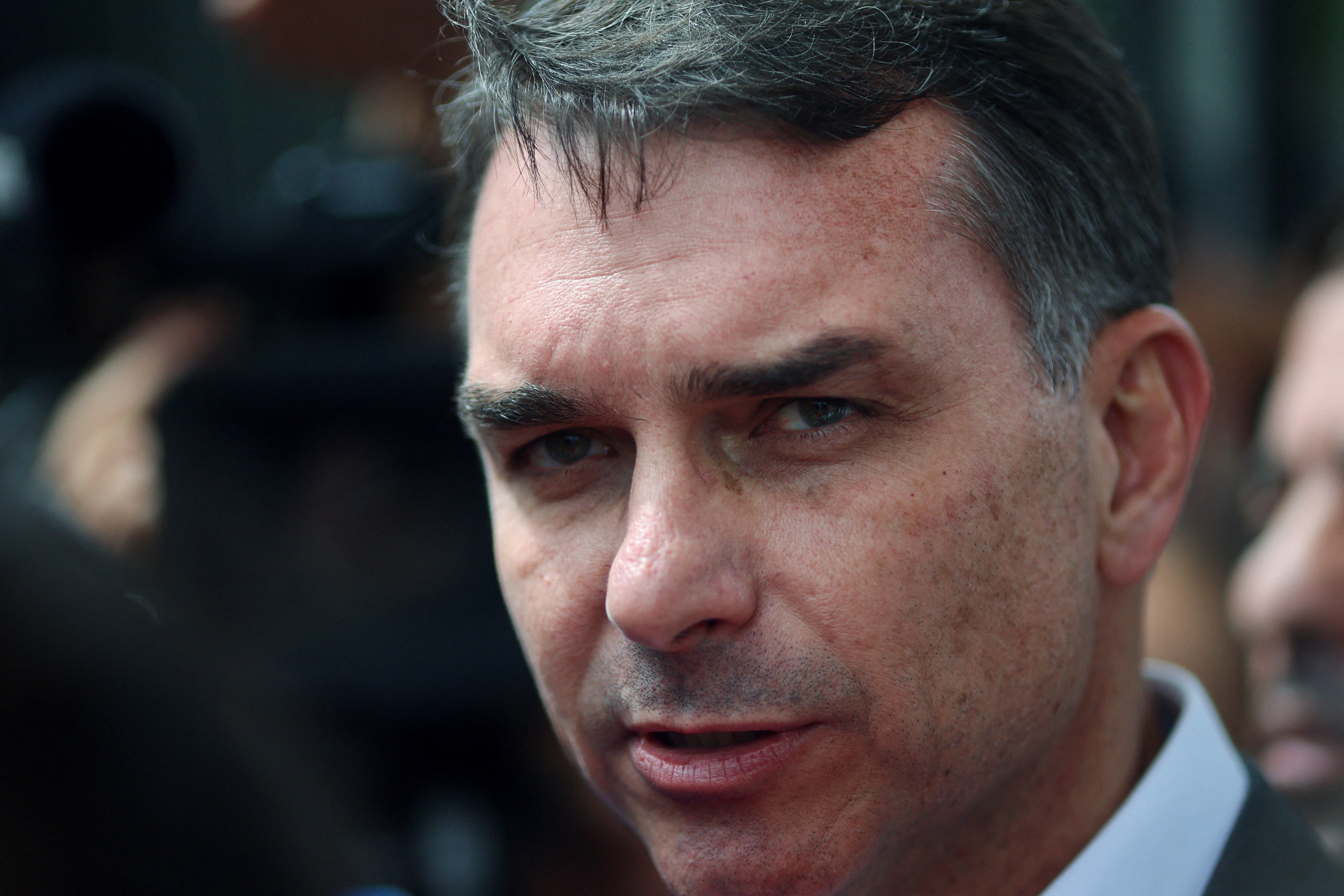 Flávio Bolsonaro diz que postura do governo Lula sobre ataques ao Irã é 'inaceitável'; Gleisi rebate e diz que senador 'não aprendeu nada'