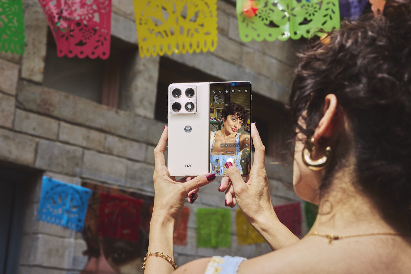 Motorola lança Moto Razr Fold, seu primeiro celular dobrável com tela grande