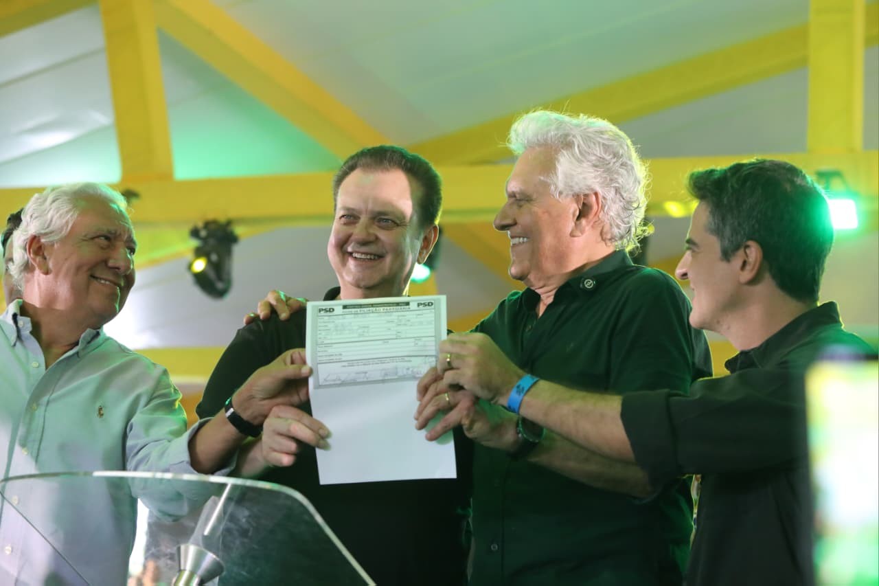 Ronaldo Caiado oficializa filiação ao PSD