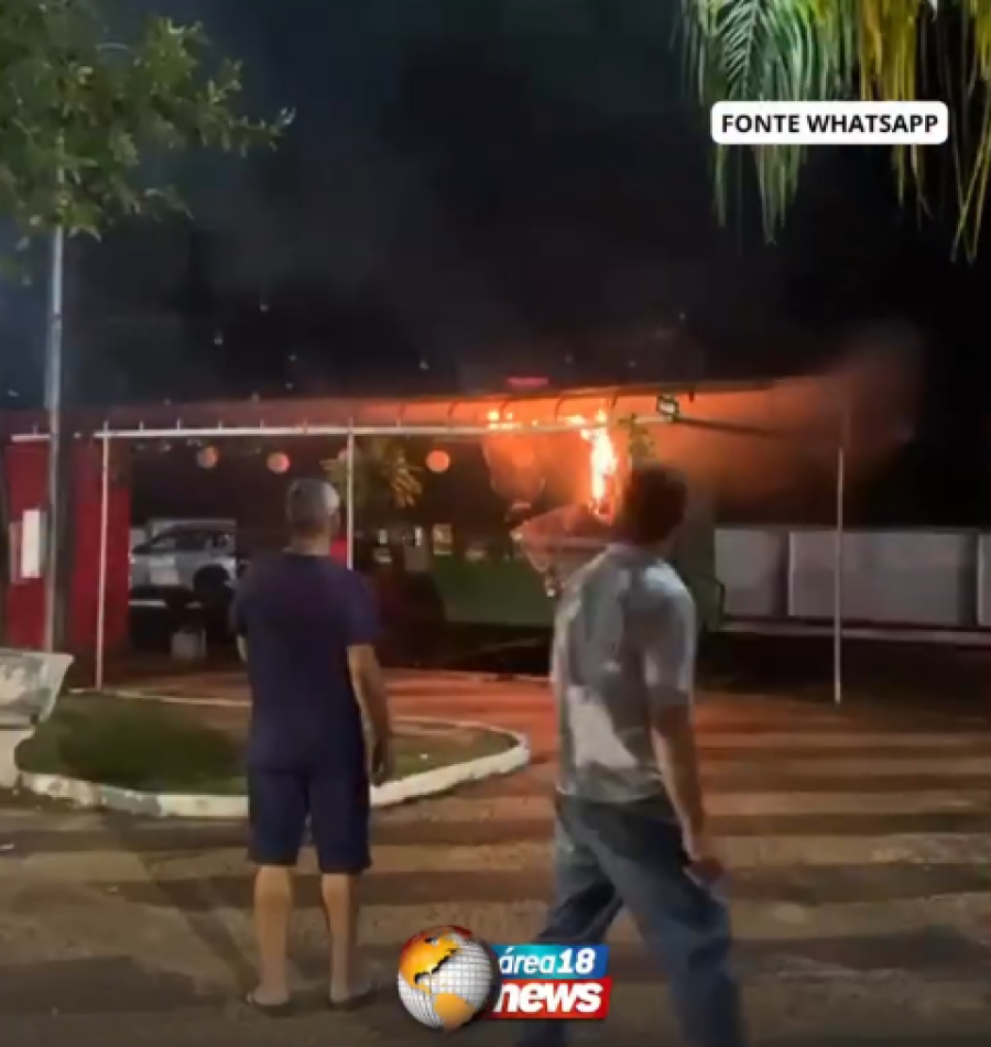 TRAILER DE SALGADOS PEGA FOGO NA RUA RAFAEL PEREIRA, PRÓXIMO AO VIADUTO DA ROTATÓRIA, EM MIRANDÓPOLIS; VEJA VÍDEO