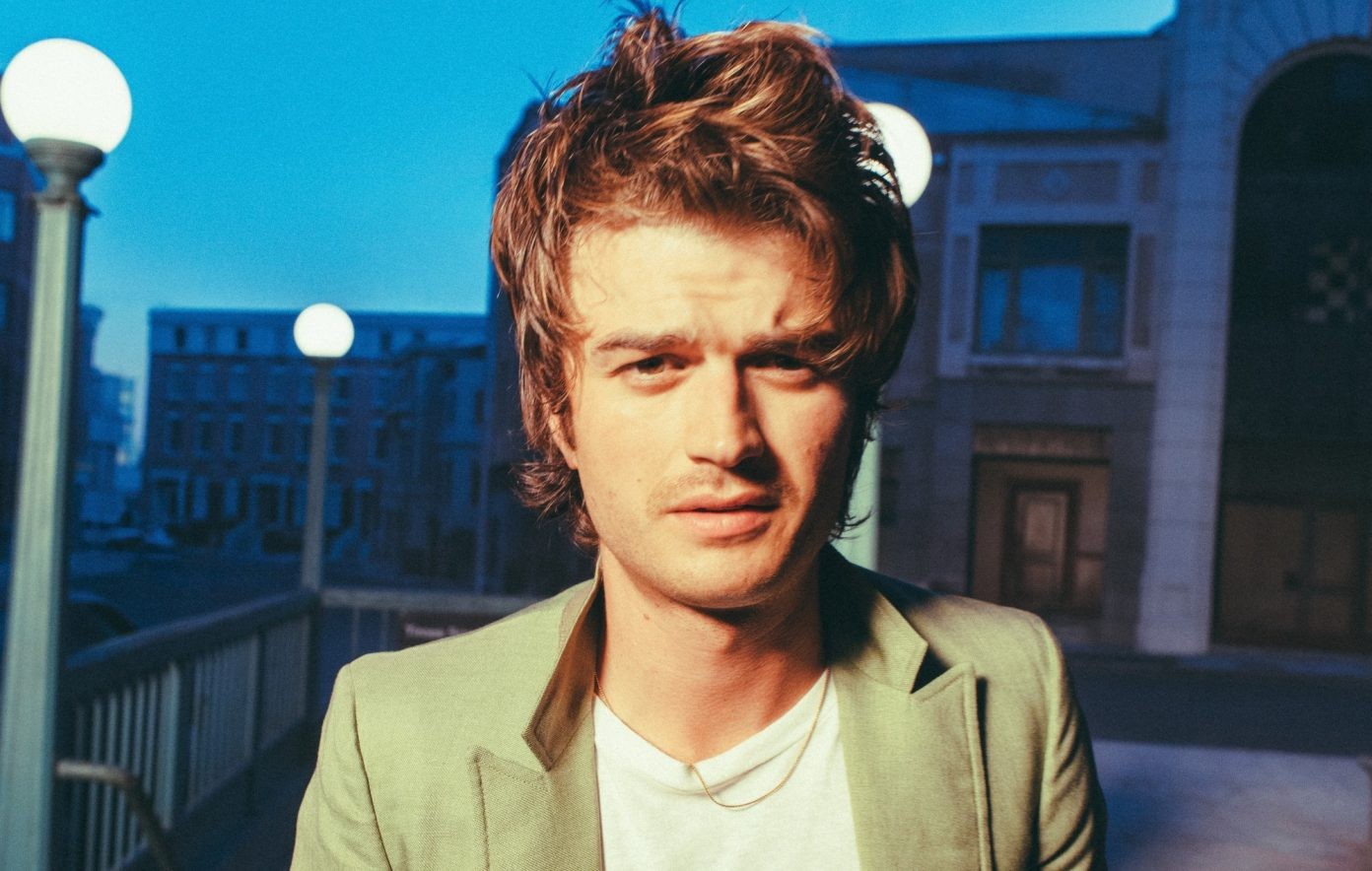 Pode não parecer, mas você sabe quem é Djo: atração do Lolla é ator de 'Stranger Things' e tem megahit