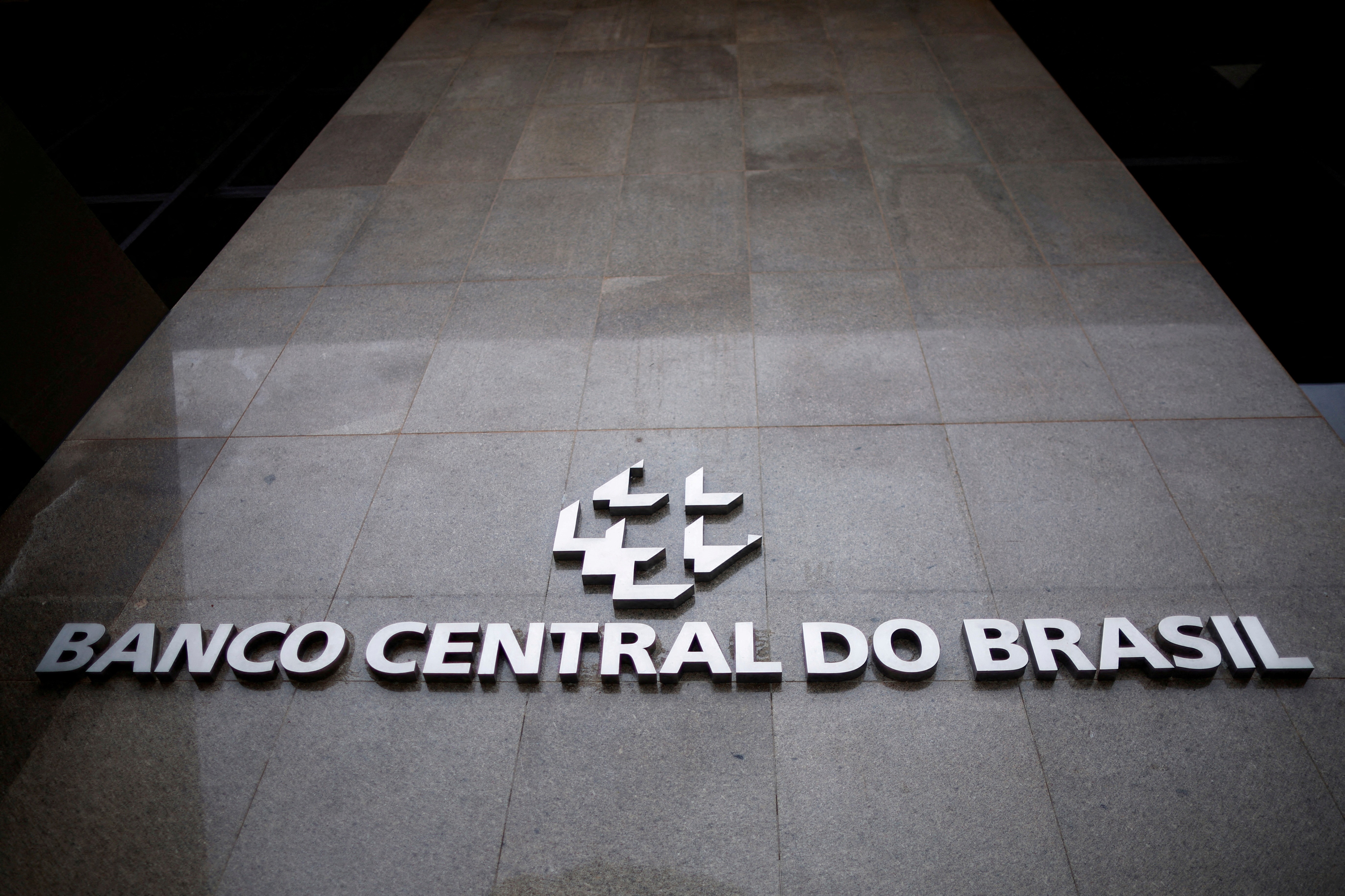 BC deve cortar juros pela 1ª vez em quase dois anos nesta quarta, mas disparada do petróleo freia intensidade