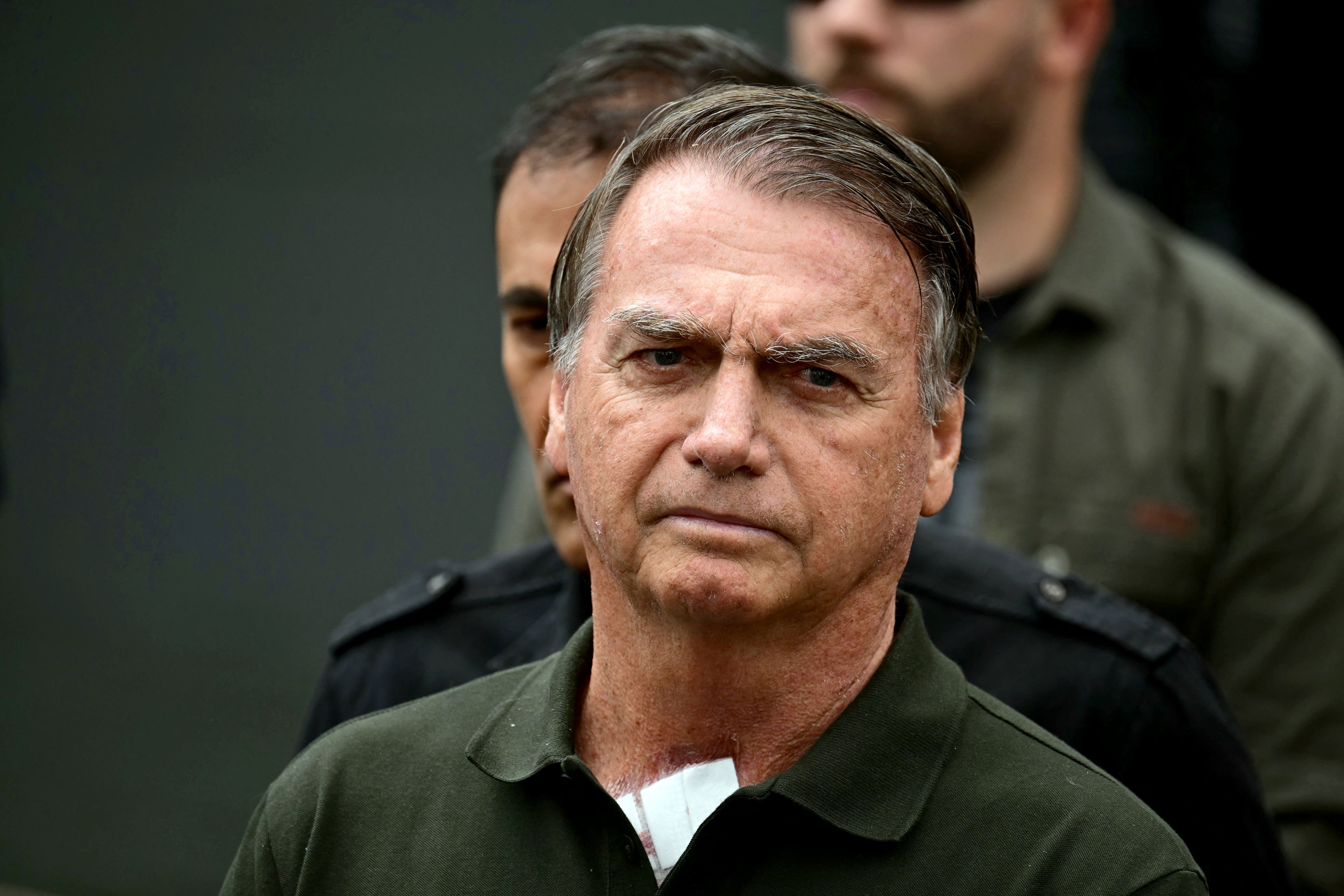 Bolsonaro recebe alta da UTI e é transferido para quarto