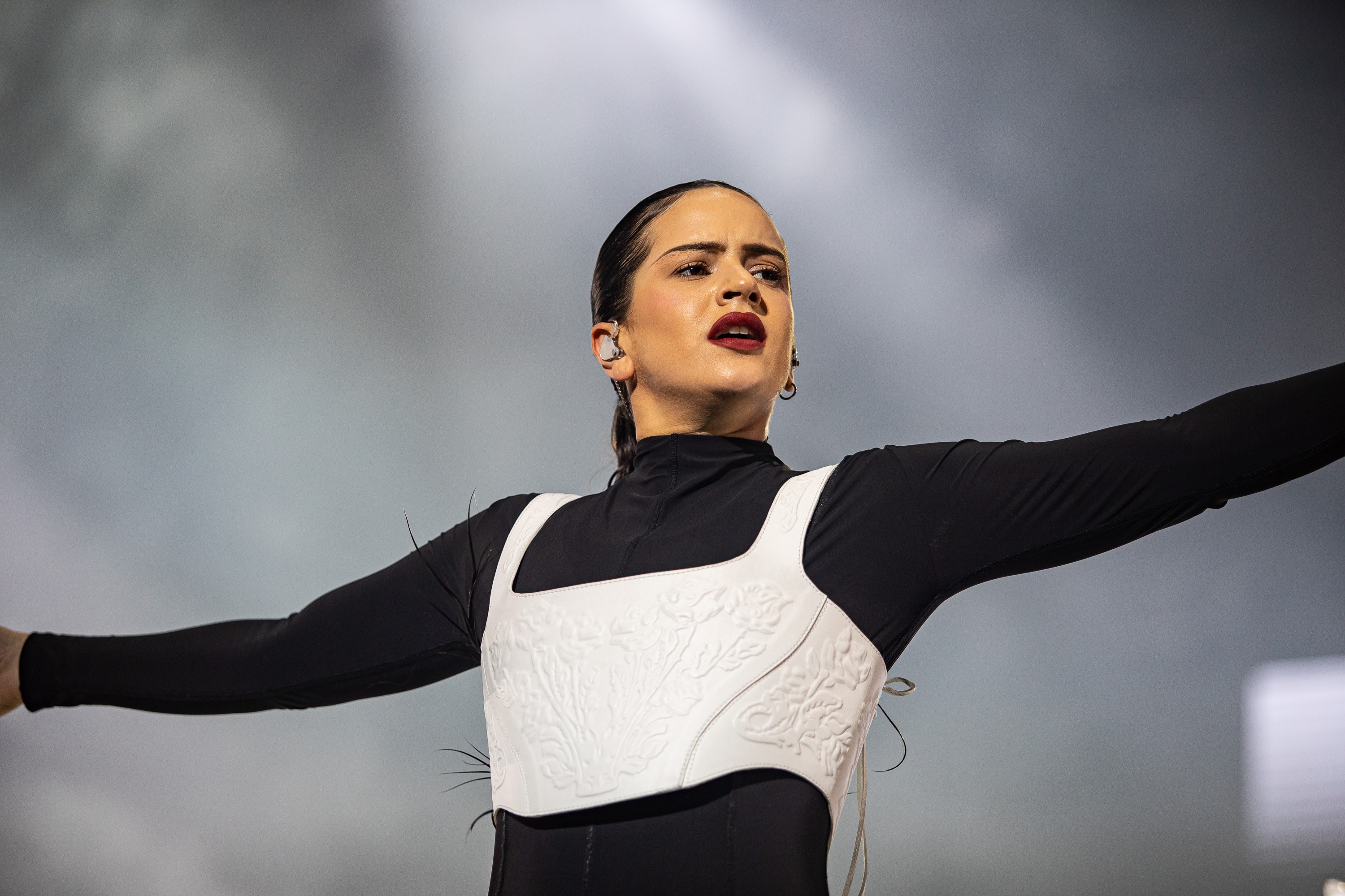 Rosalía interrompe show na Itália após passar mal no palco: 'Tentei insistir até o final'