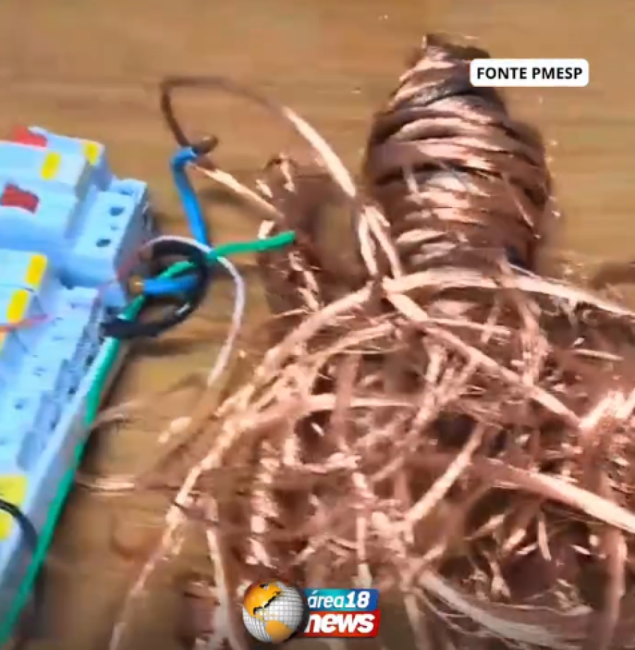 FLAGRANTE: DUPLA É PRESA FURTANDO FIOS ELÉTRICOS EM BAIRRO DE ARAÇATUBA