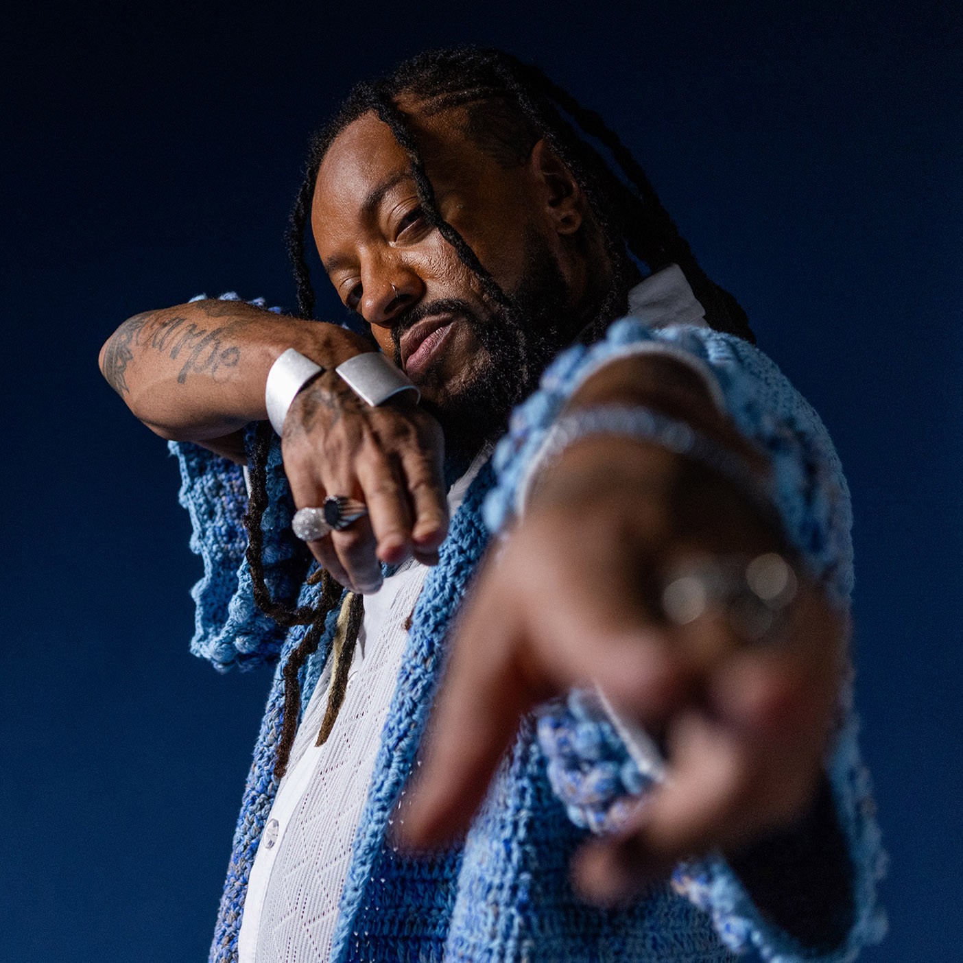 Rael procura adensar discurso com tom crítico, mas sem perder a leveza pop, no álbum 'Nas profundezas da onda'