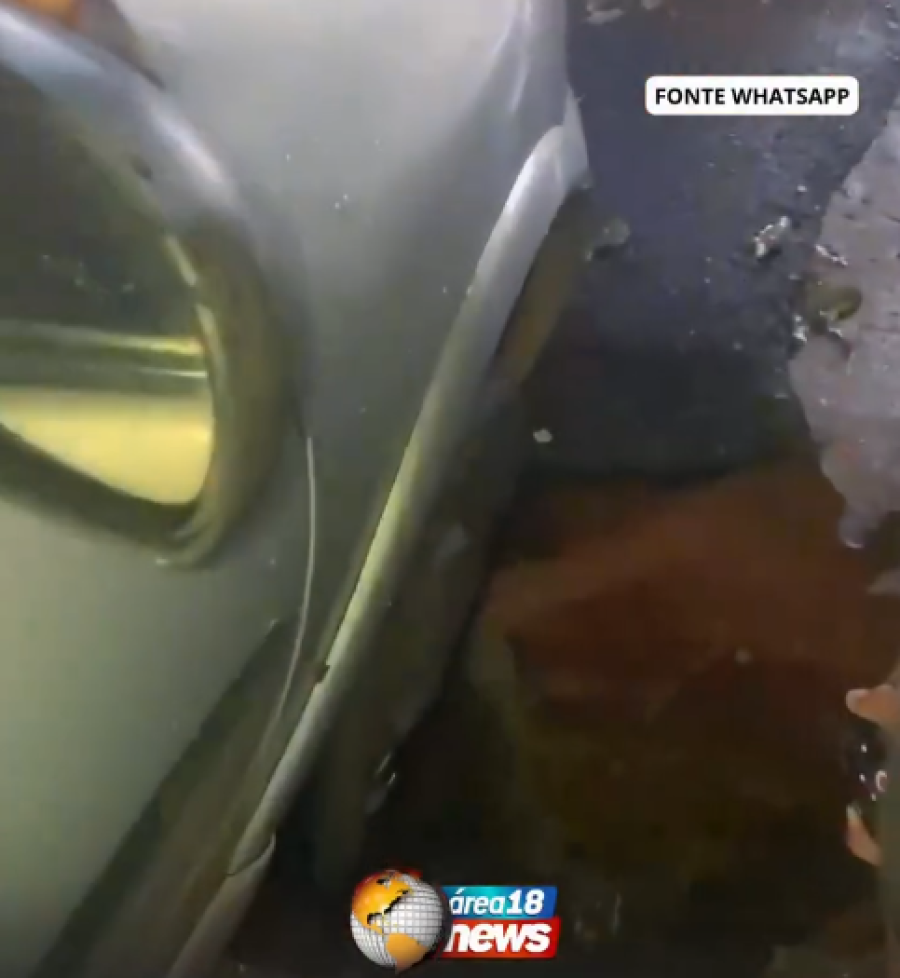 VEJA O VÍDEO; CARRO “AFUNDA” EM CRATERA APÓS ASFALTO CEDER E PREFEITURA ISOLA O LOCAL EM MIRANDÓPOLIS