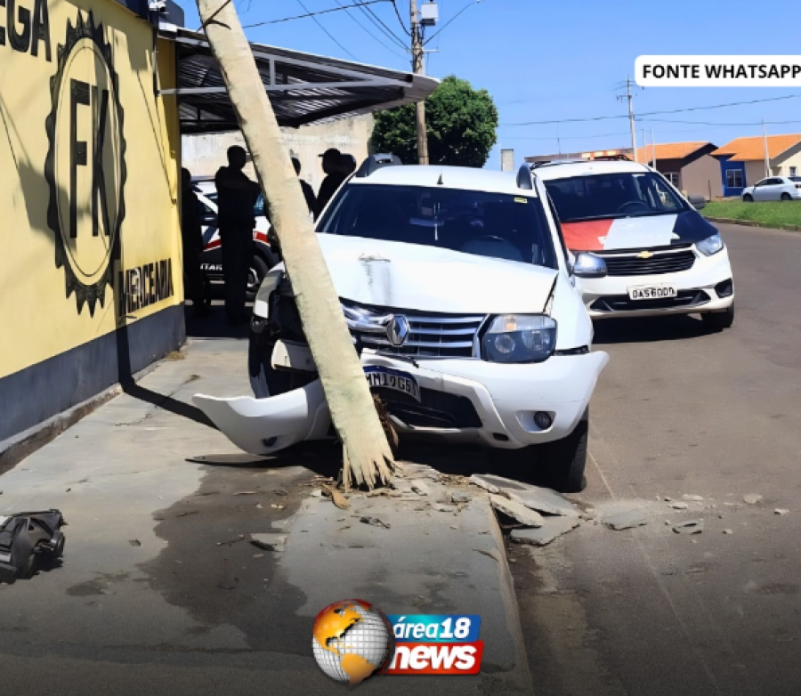 VEJA O VÍDEO DE COMO FICOU O ESTADO DO CARRO; MOTORISTA PERDE CONTROLE E BATE EM POSTE EM ACIDENTE EM MIRANDÓPOLIS