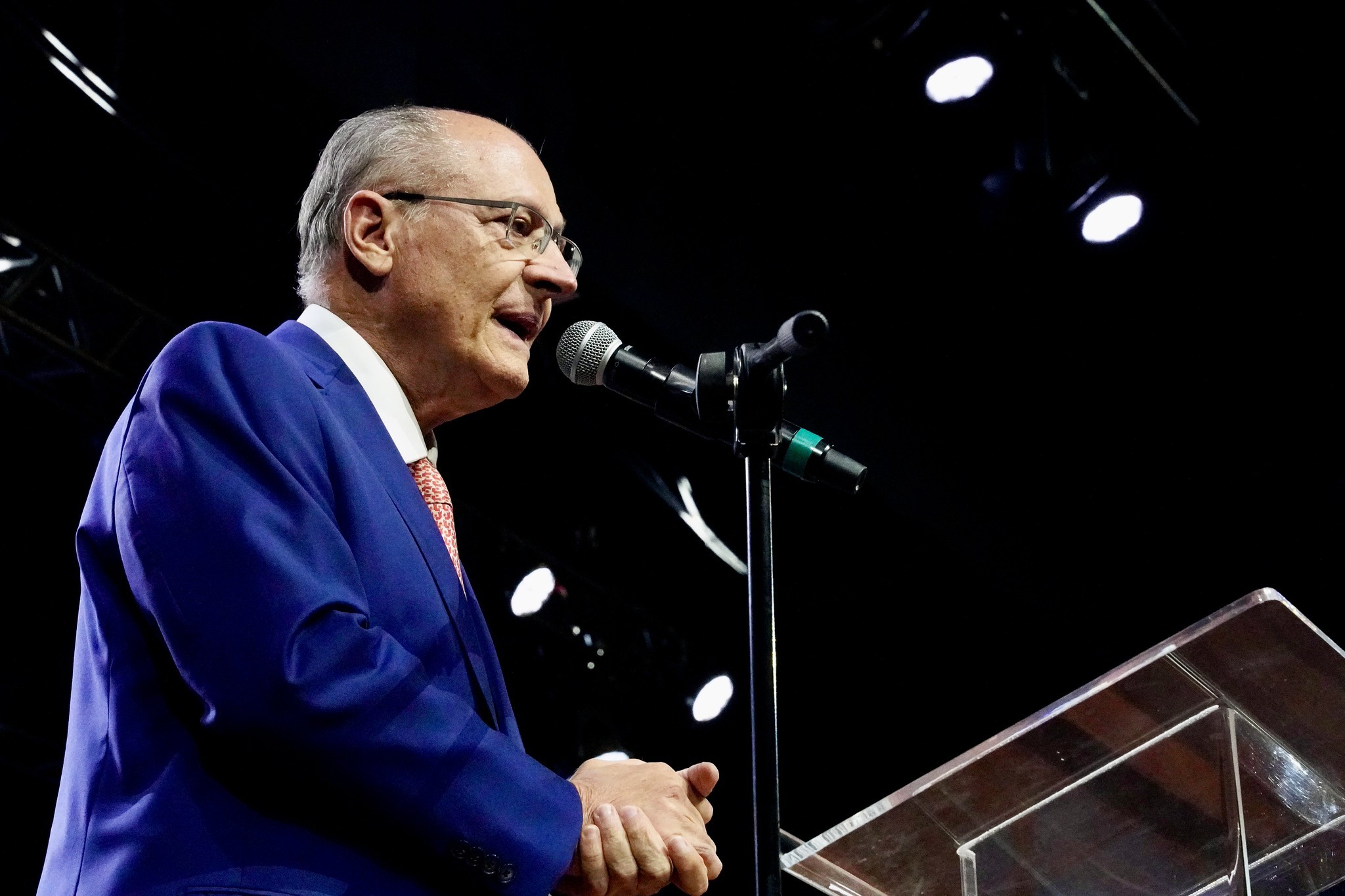 Alckmin diz que 'quem defende ditadura não devia nem ser candidato'