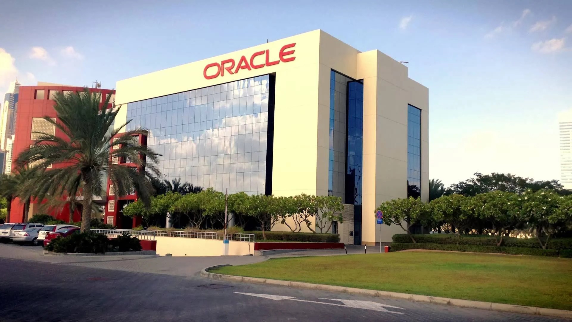 Irã afirma ter atacado data center da Oracle em Dubai; porta-voz do país nega