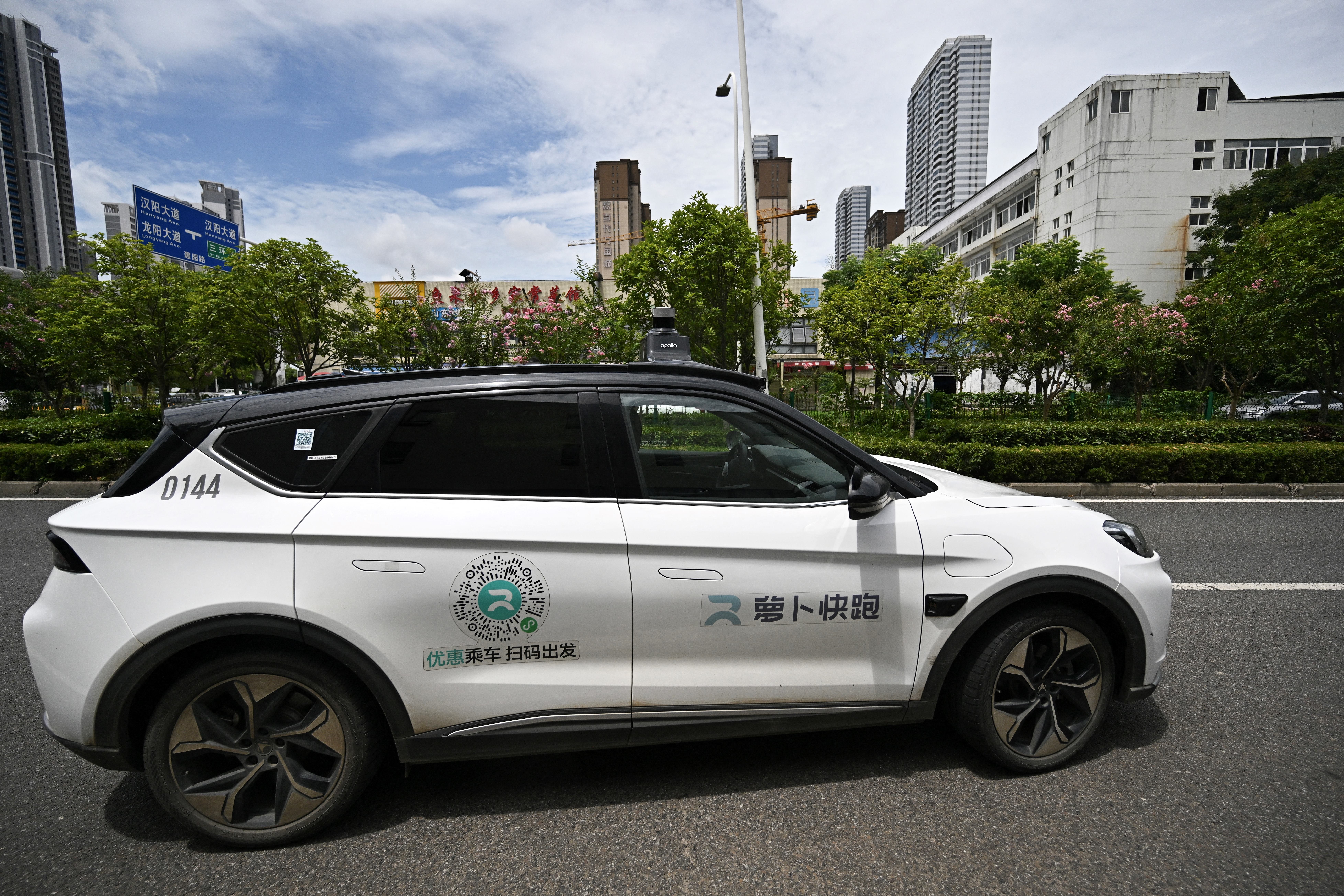Robotáxis sofrem pane, param no meio da rua e obrigam motoristas a desviar em cidade na China