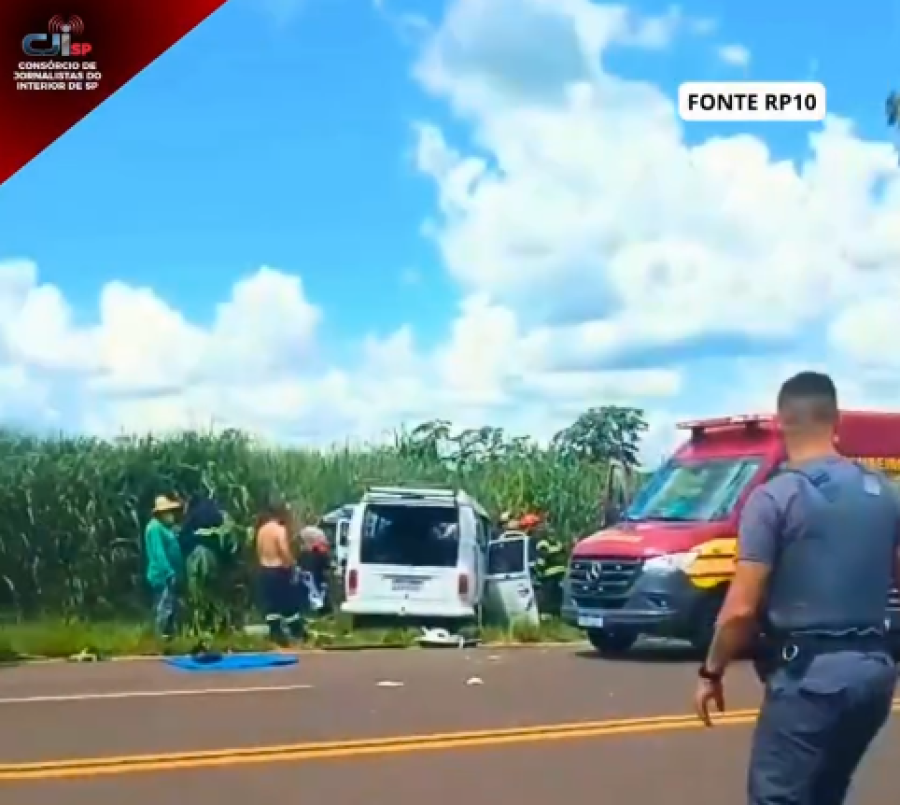  COLISÃO ENTRE KOMBI E CAMINHONETE DEIXA TRABALHADORES FERIDOS EM VALPARAÍSO