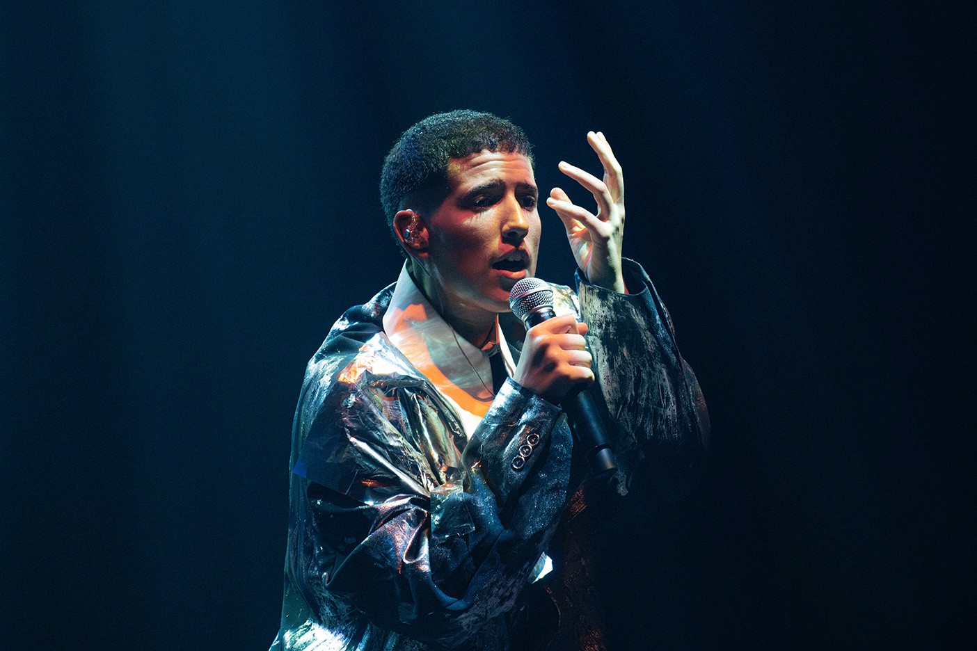 Fitti honra a estranheza autoral de Ney Matogrosso ao interpretar o repertório do cantor em show belo e performático