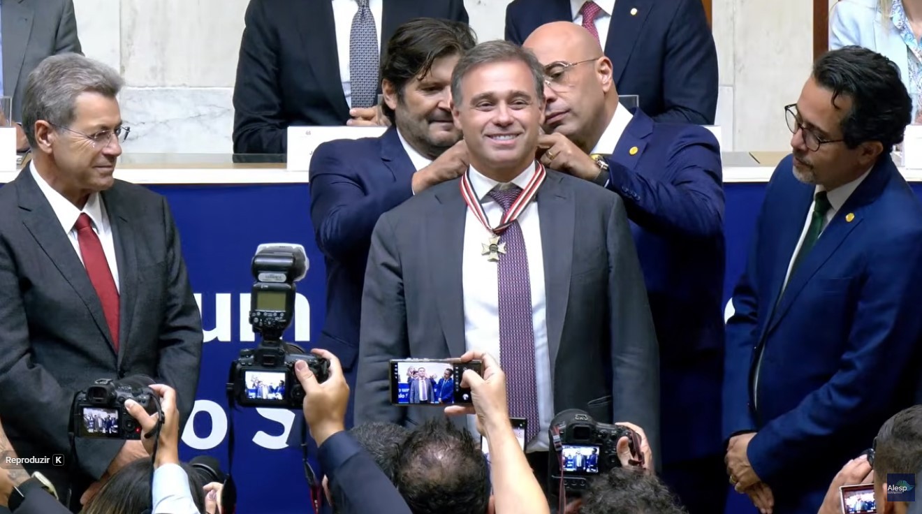 Ministro André Mendonça recebe Colar de Honra ao Mérito em sessão solene na Alesp com presença de Tarcísio e Nunes