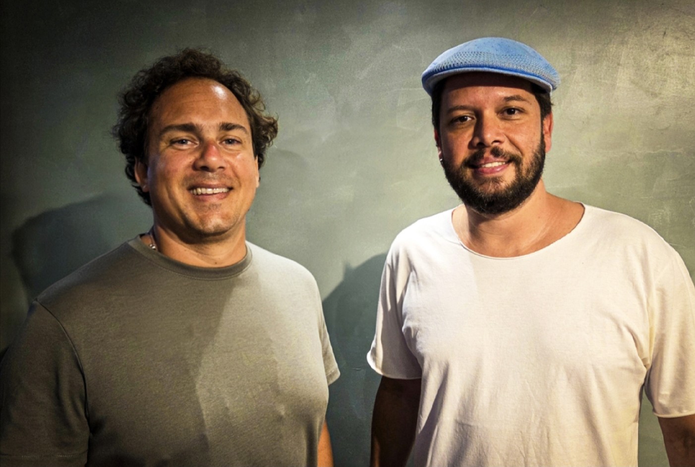 Leandro Fregonesi e Raul DiCaprio unem vozes, parcerias, bagagens e vivências cariocas no álbum 'Nós por nós'