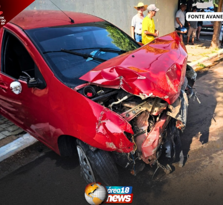 DELEGADO PERDE CONTROLE E BATE VIATURA EM DOIS CARROS E MURO EM AVANHANDAVA