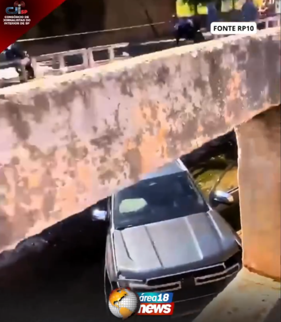  CENA IMPRESSIONANTE: CAMINHONETE ROMPE PROTEÇÃO E DESPENCA NO CÓRREGO BIRIGUIZINHO EM BIRIGUI