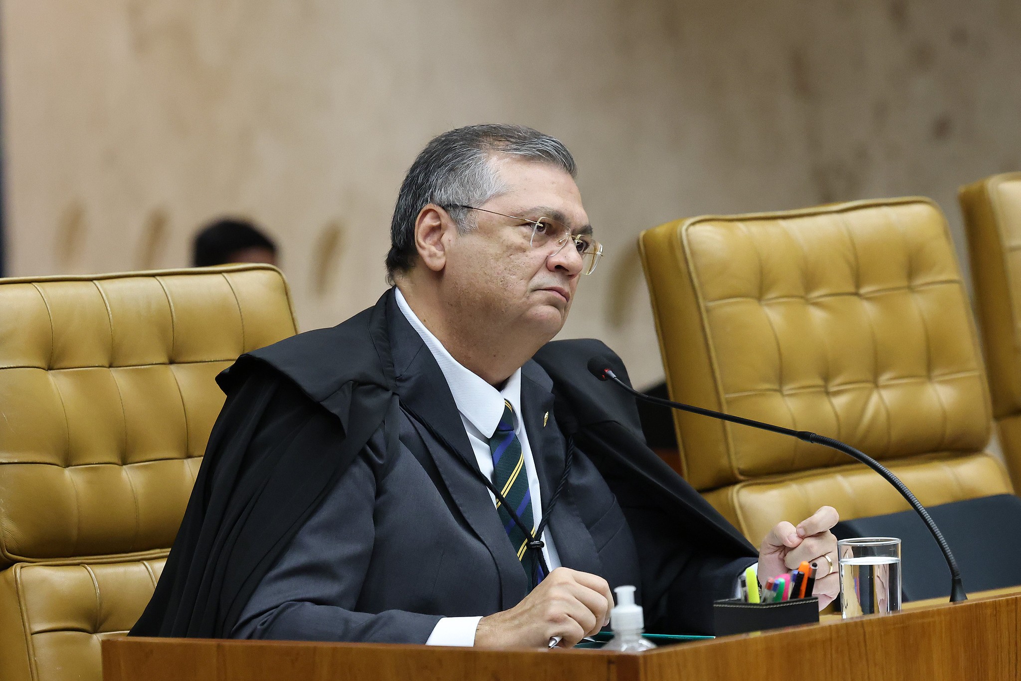 Dino relata hostilidade de funcionária de companhia aérea que disse ter vontade de matá-lo