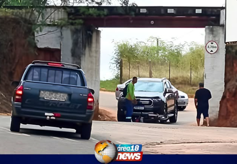 ACIDENTE ENTRE CAMINHONETE E MOTO É REGISTRADO NO PONTILHÃO DA RUA SÃO JOÃO EM MIRANDÓPOLIS