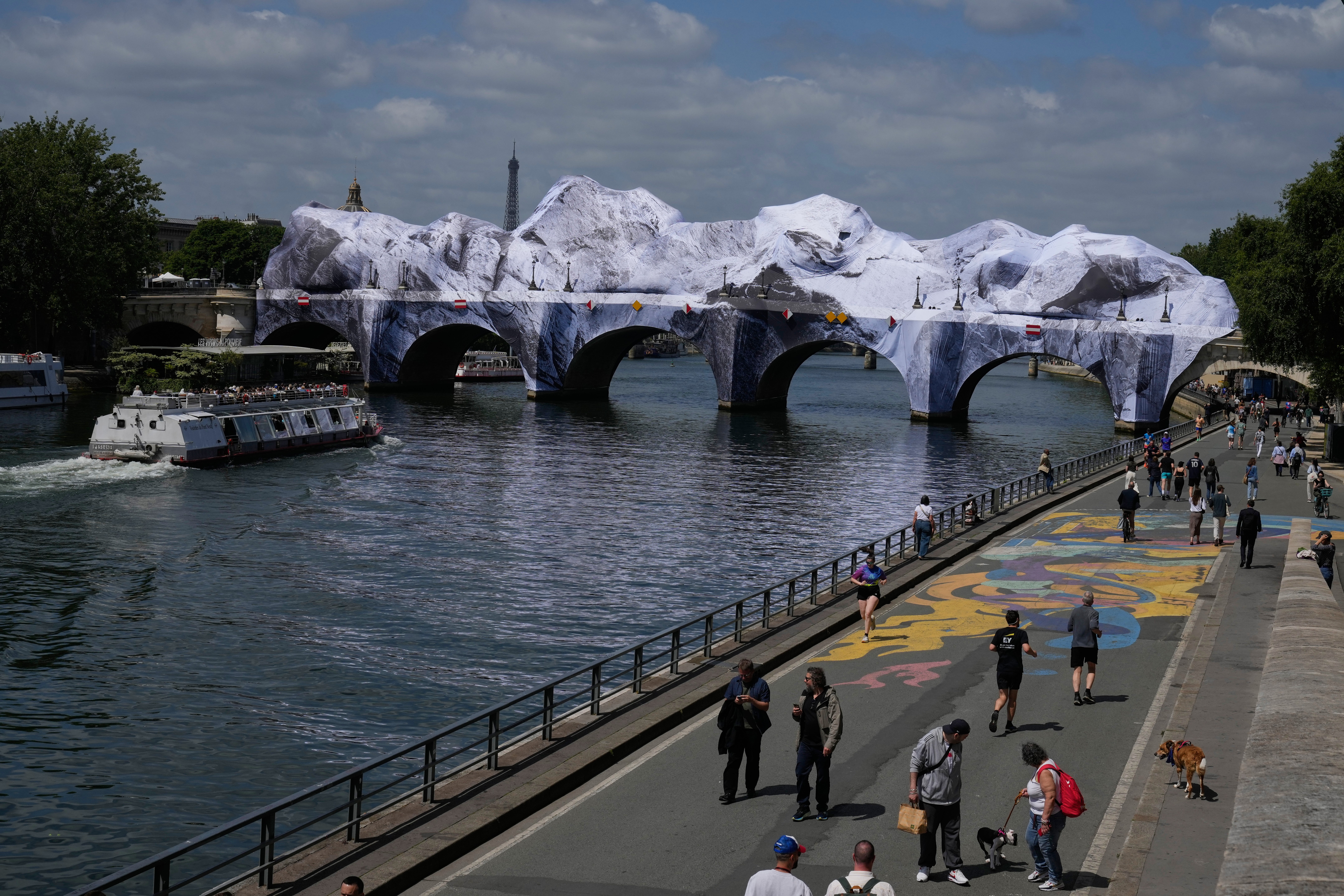 Artista conhecido como 'Banksy francês' cria 'caverna' sobre ponte mais antiga de Paris