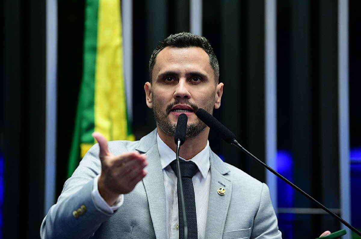 Republicanos em MG cogita Cleitinho para disputa presidencial após desgaste de Flávio Bolsonaro