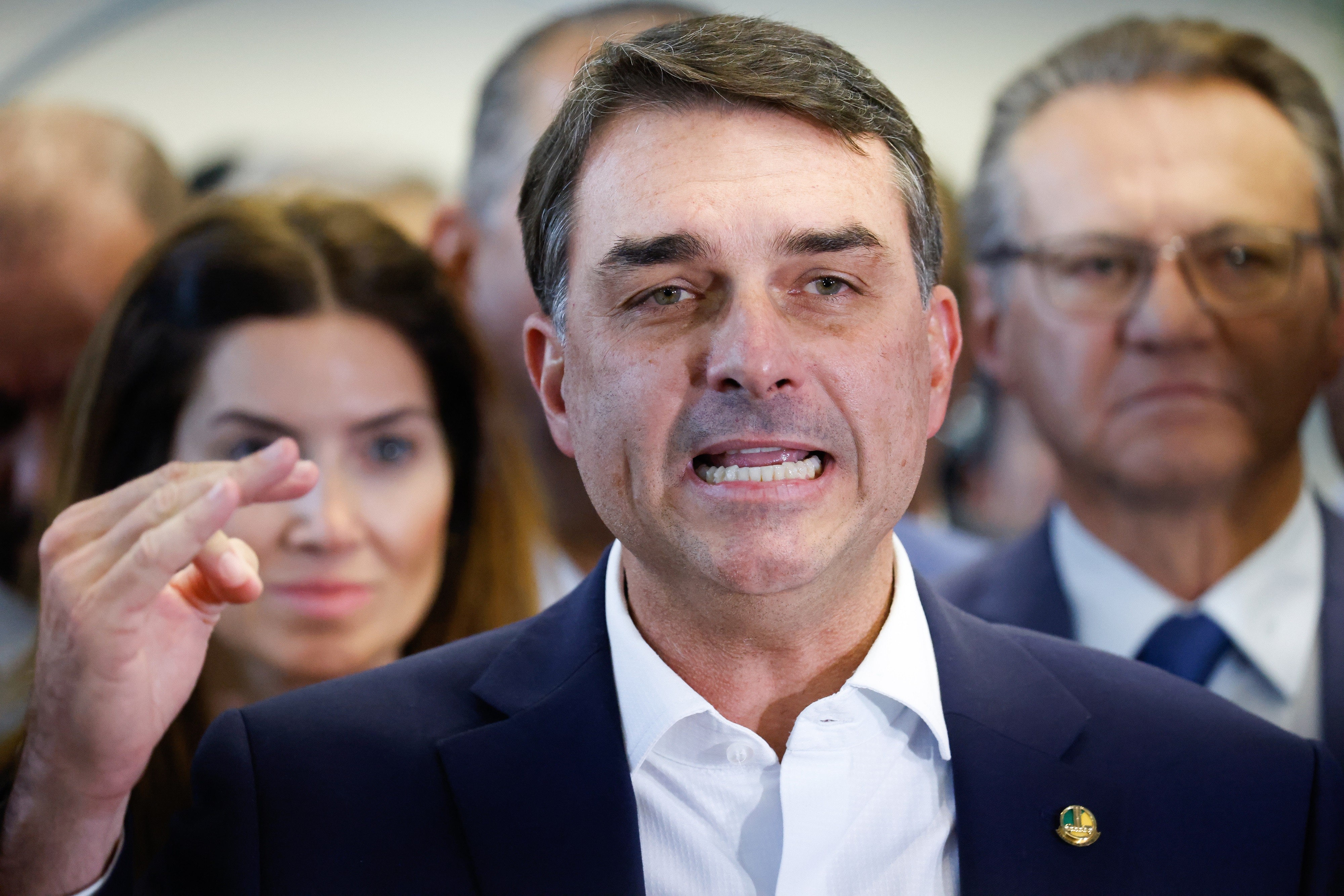 Pilares do bolsonarismo avaliam Flávio Bolsonaro como ativo tóxico após revelação de negócios com Vorcaro