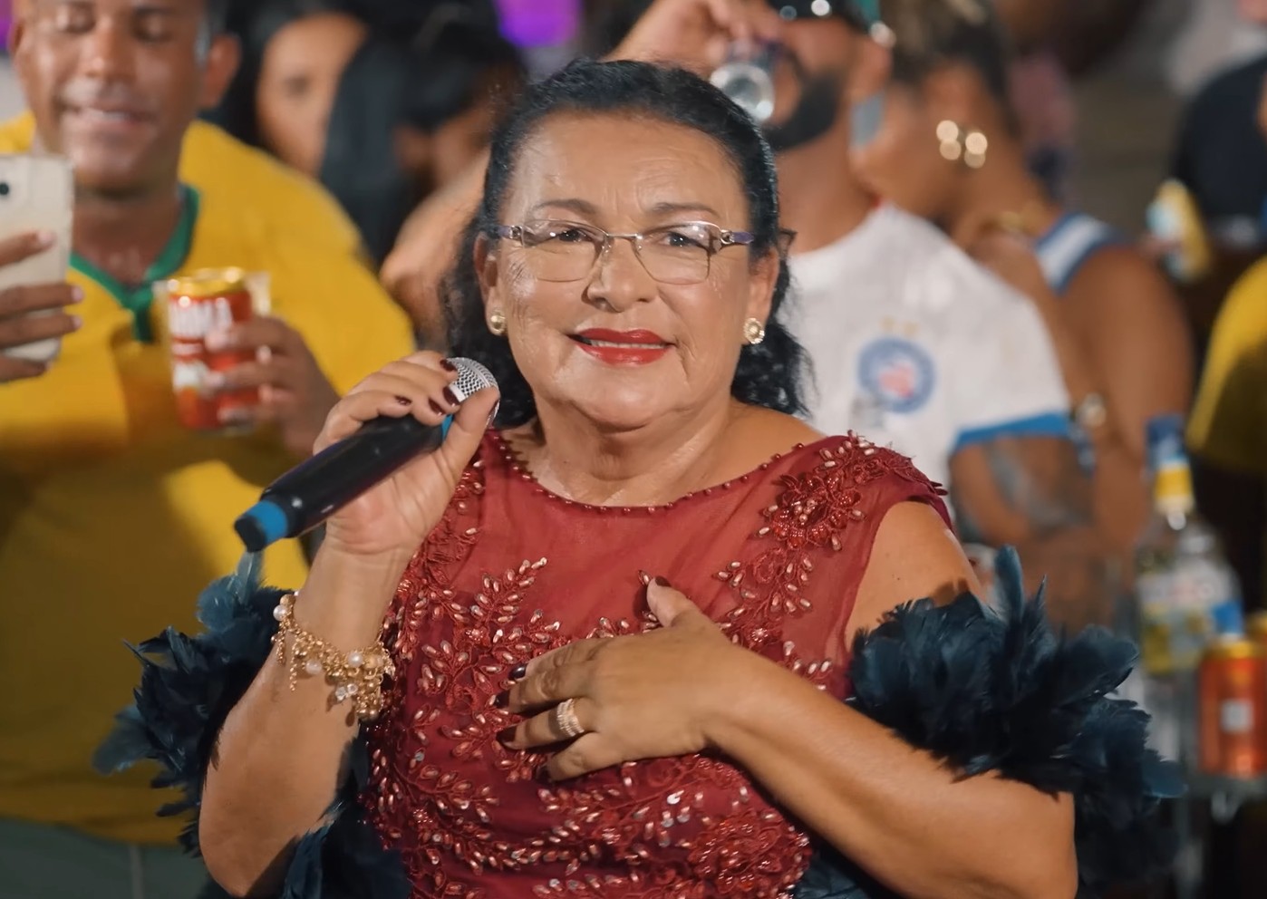 Mainha do Brega: conheça a costureira que virou cantora aos 63 anos: 'Ainda sou uma menina'