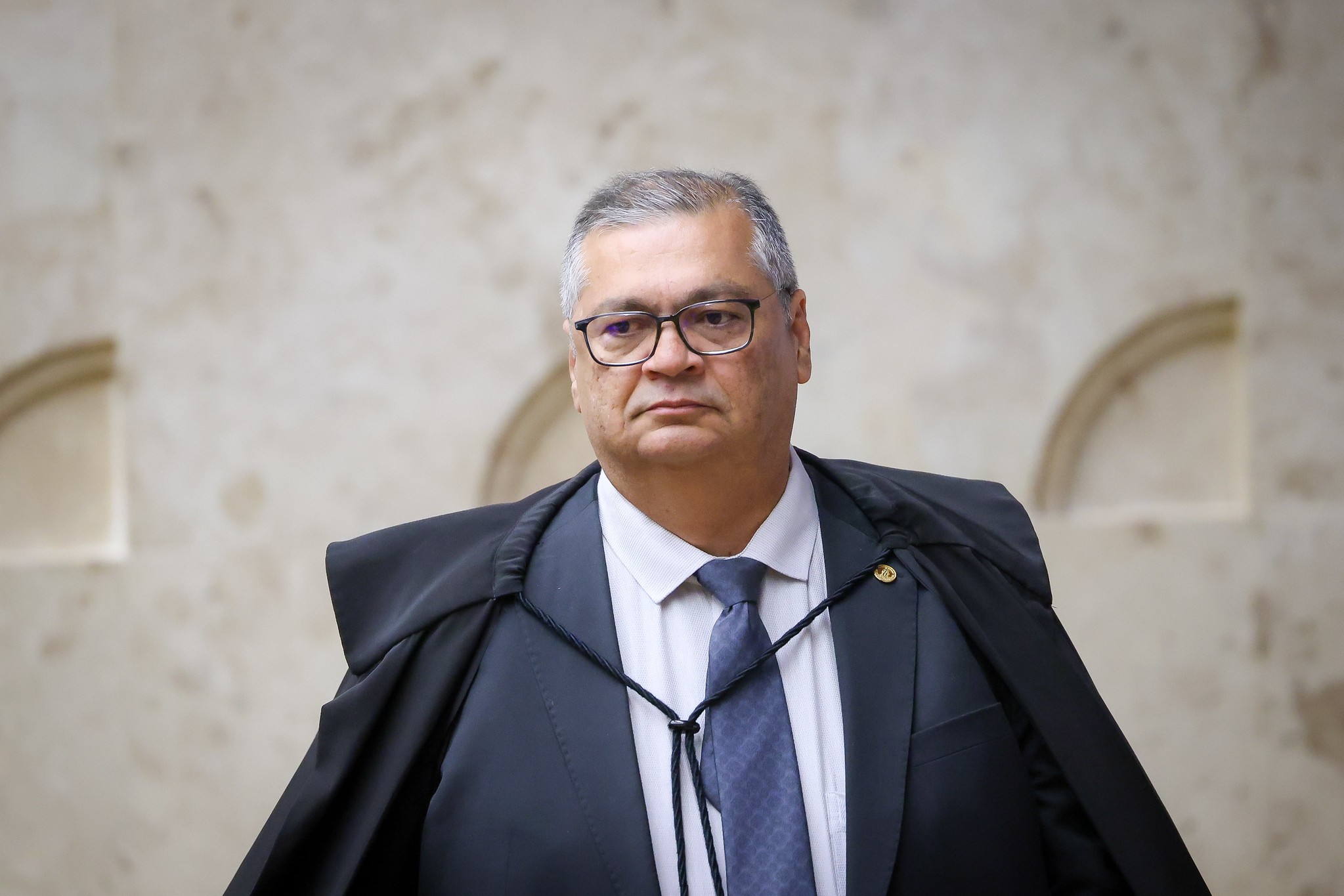 Flávio Dino cancela ida ao Fórum de Lisboa após acidente doméstico; ministro teve fratura no pé