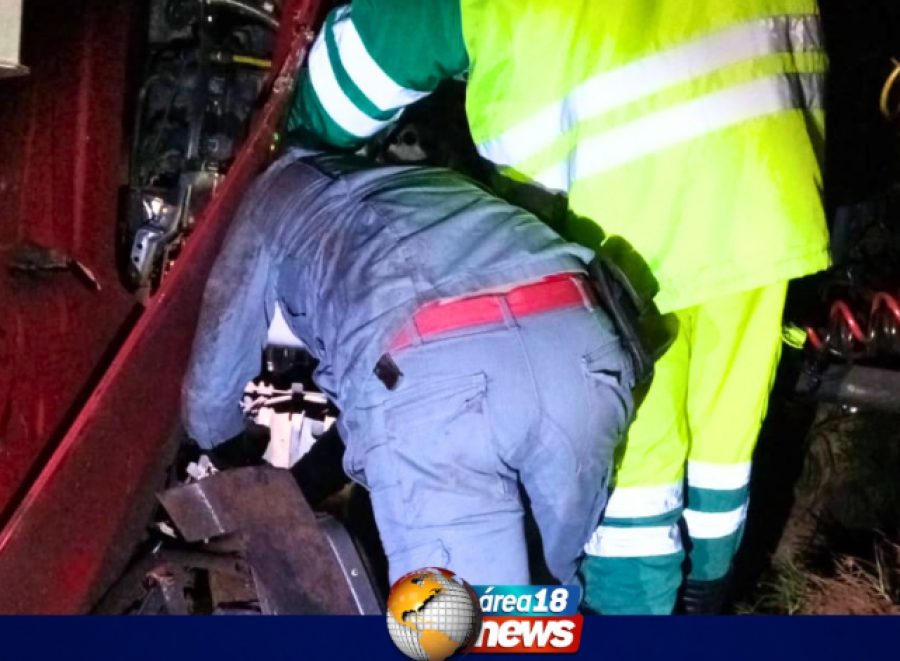 MOTORISTA FICA PRESO ÀS FERRAGENS APÓS GRAVE ACIDENTE NA RODOVIA RONDON EM GUARAÇAÍ