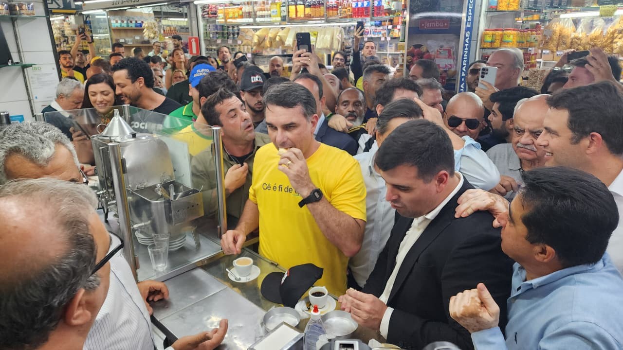 Flávio Bolsonaro fala em 'pescaria probatória' e 'perseguição' ao comentar operação contra ONG de produtora de 'Dark Horse'