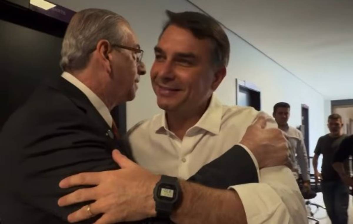 Flávio Bolsonaro se encontra com Eduardo Cunha em BH