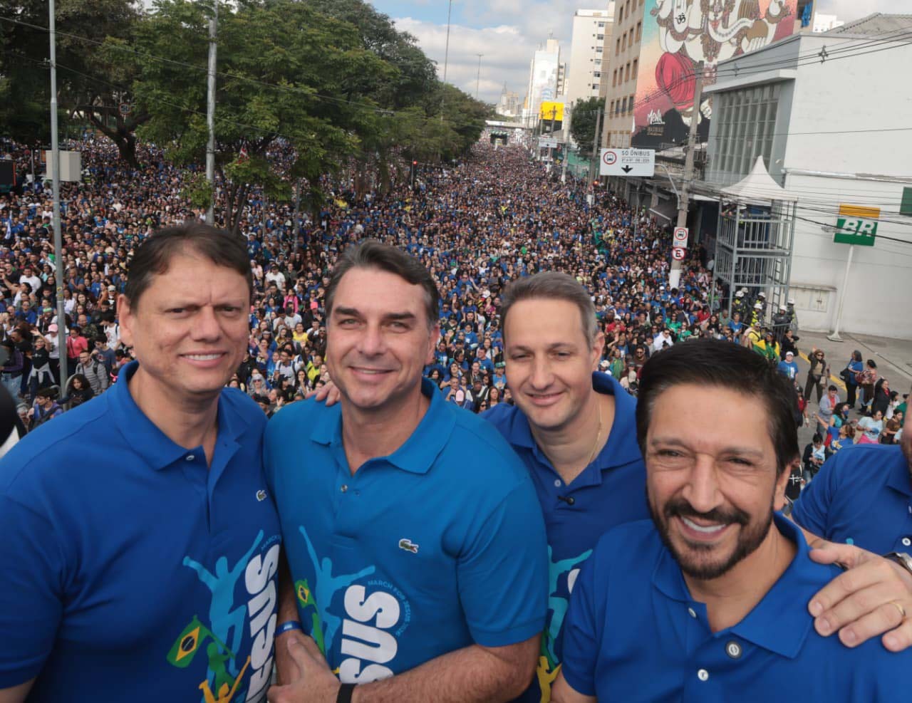 Flávio Bolsonaro, Tarcísio, Nunes, Jorge Messias e André Mendonça participam da Marcha para Jesus em SP