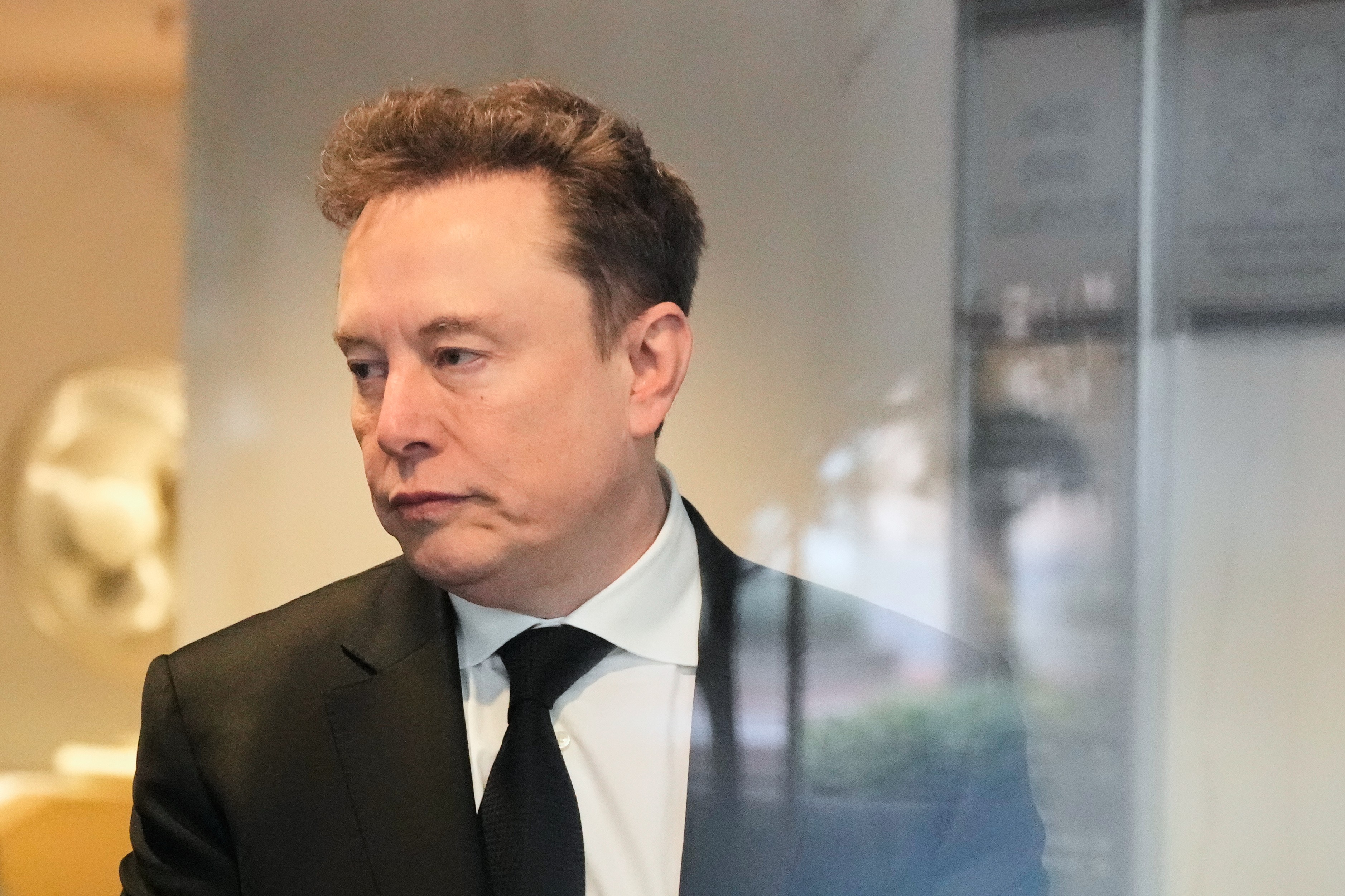 Deputada britânica processa empresa de Elon Musk por imagens geradas por IA em que aparece usando biquíni