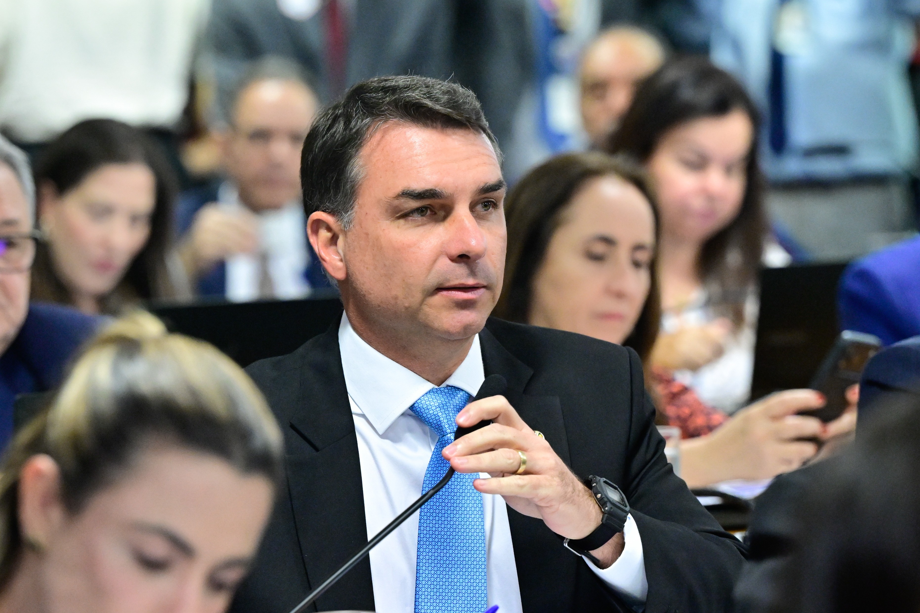 Kassio Nunes Marques determina suspensão de pesquisa que apontou queda de Flávio Bolsonaro
