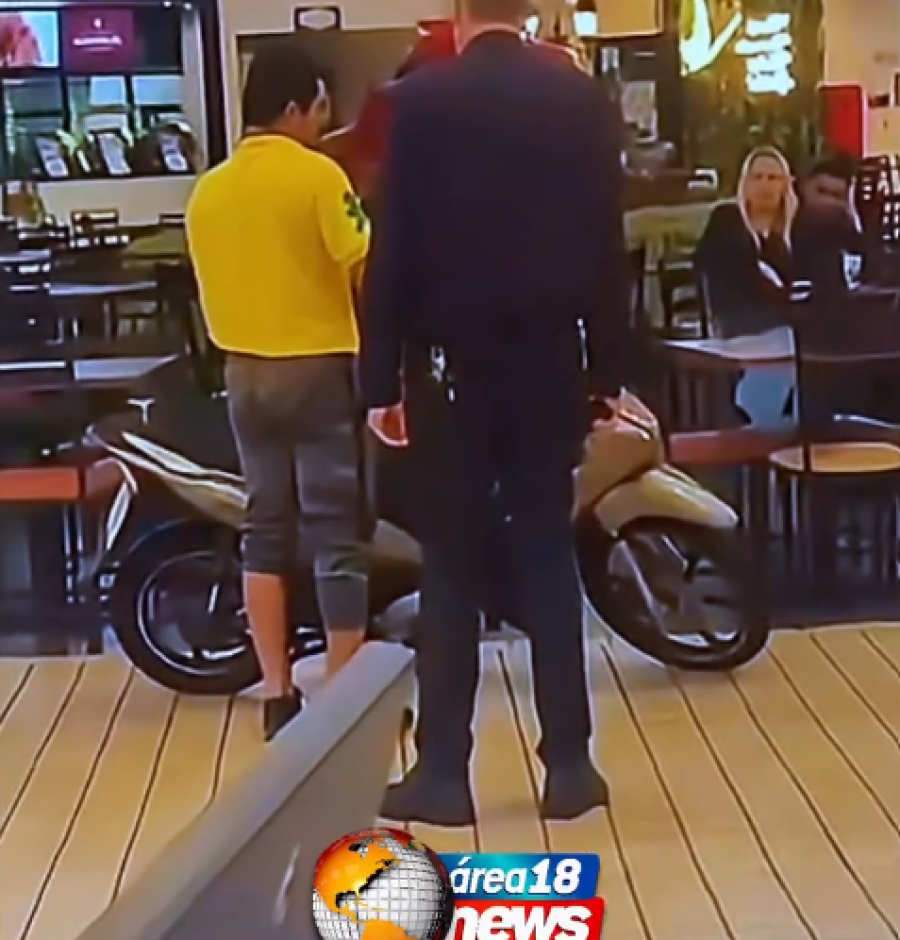 HOMEM INVADE PRAÇA DE ALIMENTAÇÃO DE SHOPPING COM MOTOCICLETA E CAUSA TUMULTO