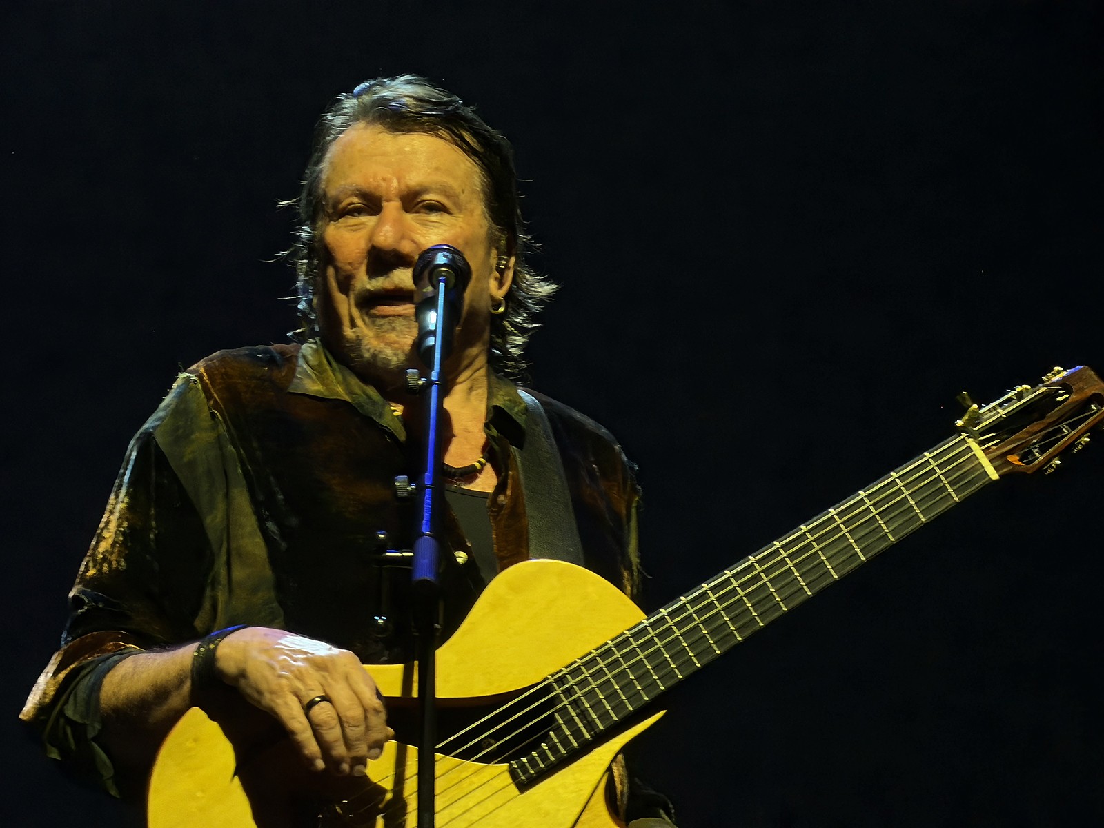 Lenine apresenta o show 'Eita' no Rio de Janeiro com coesão, som perfeito e três parceiros fundamentais na plateia