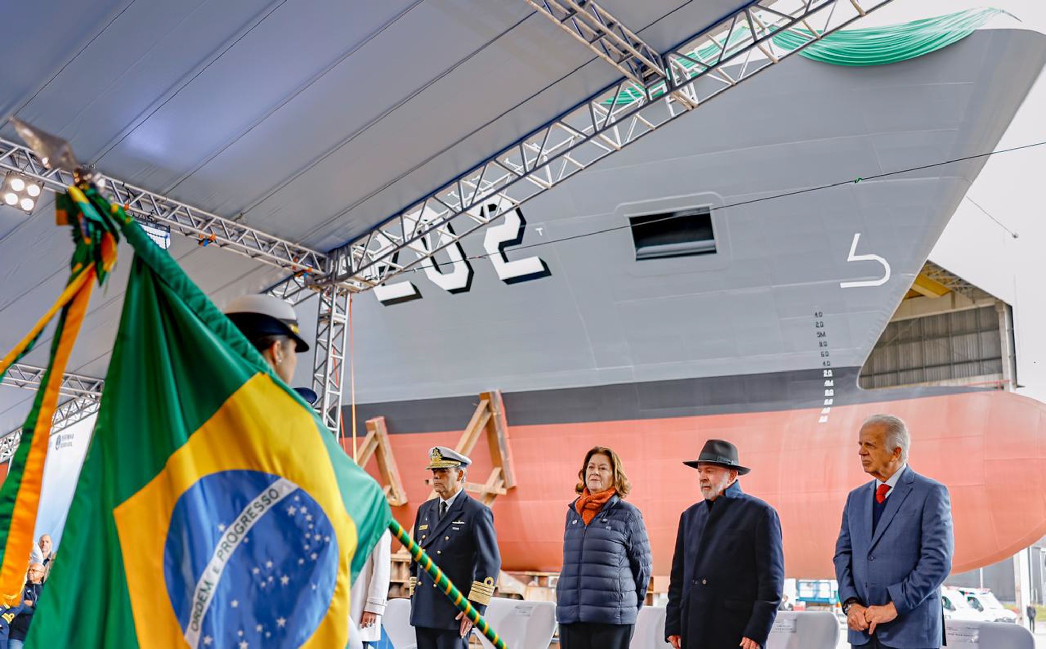 Lula diz que está 'cheio de nego maluco no mundo' e afirma que Trump quer tomar Panamá e Groenlândia