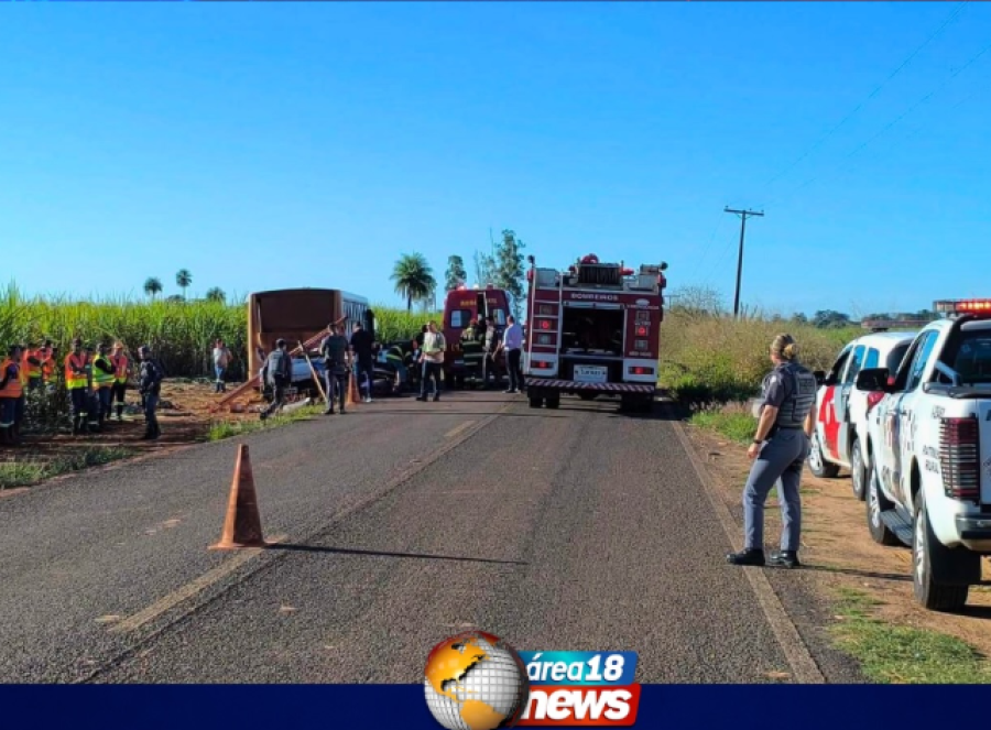 GRAVE ACIDENTE ENTRE CARRO E ÔNIBUS DEIXA DOIS MORTOS EM PAULICÉIA