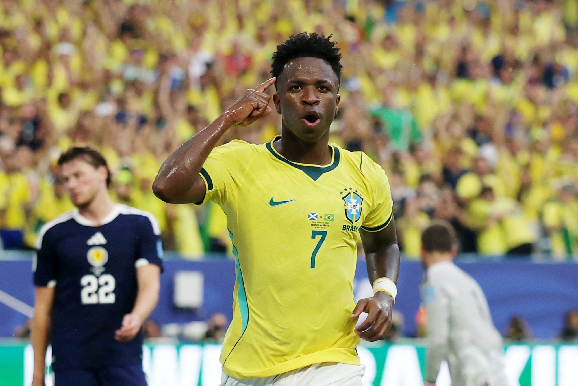 É #FAKE que telejornal noticiou que Fifa suspendeu juiz de Brasil x Escócia por anular gol de Vini Jr. na Copa; cena foi criada com IA