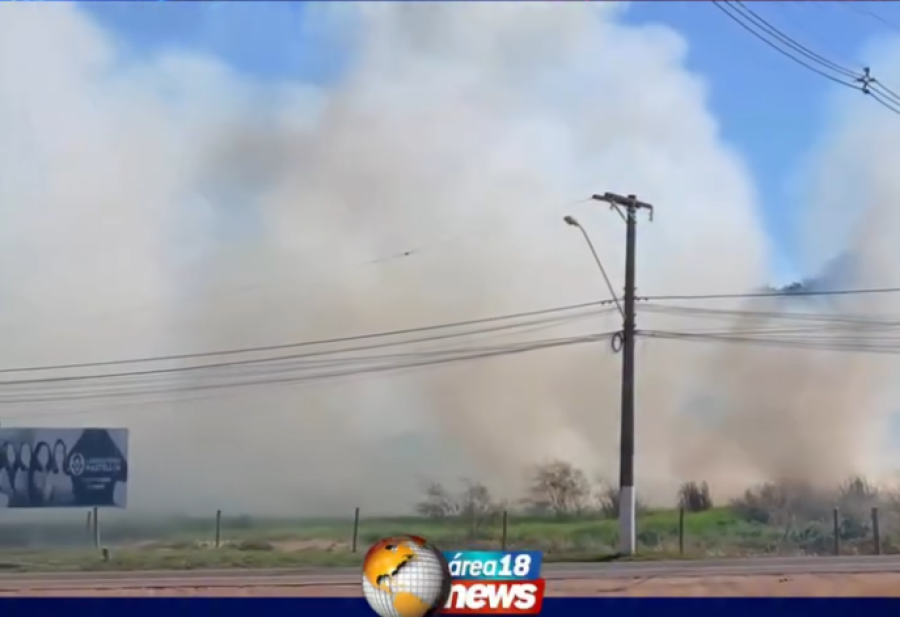 INCÊNDIO EM TERRENO AO LADO DO SUPERMERCADO AMIGÃO MOBILIZA DEFESA CIVIL EM MIRANDÓPOLIS
