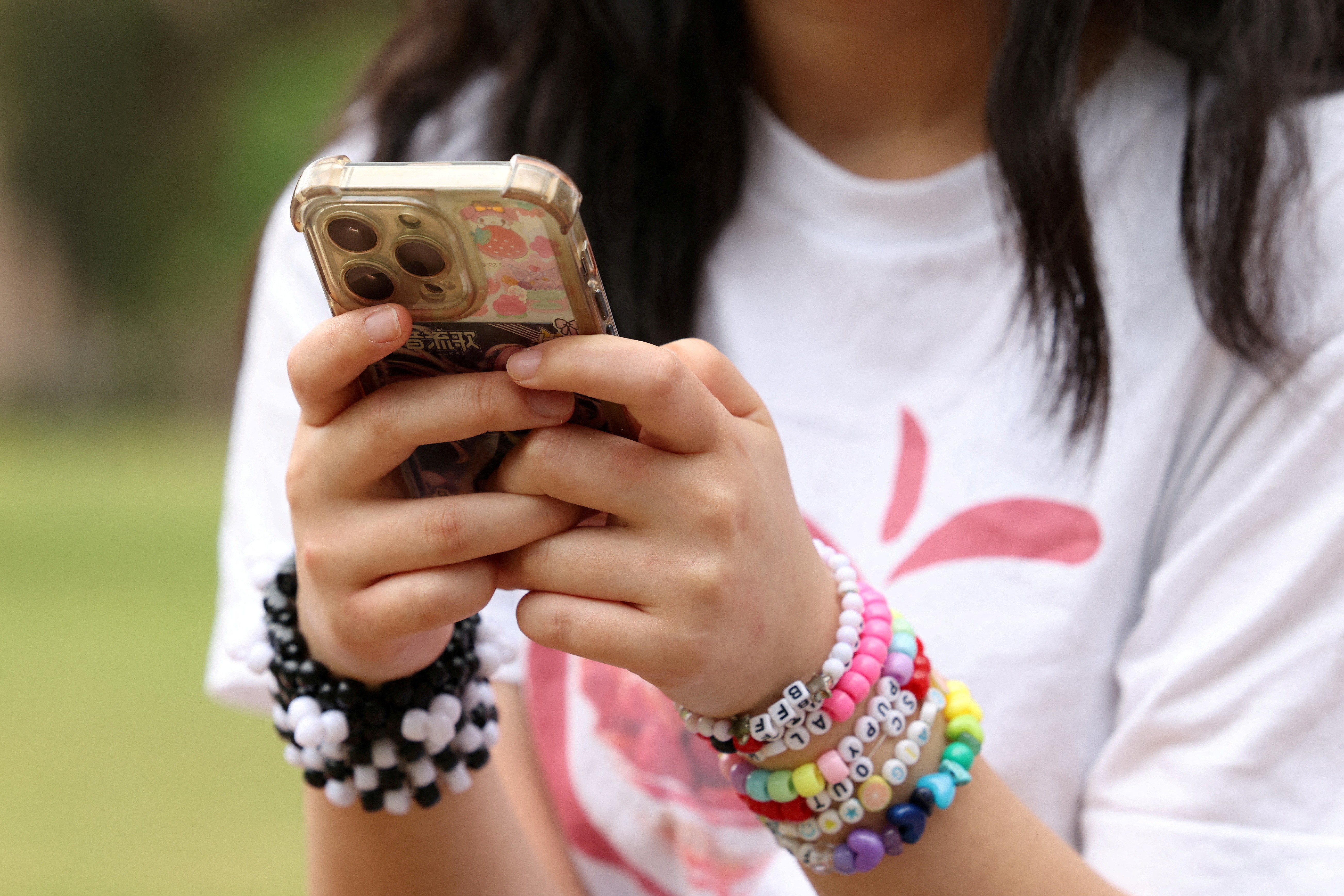 França se prepara para proibir uso de redes sociais para menores de 15 anos