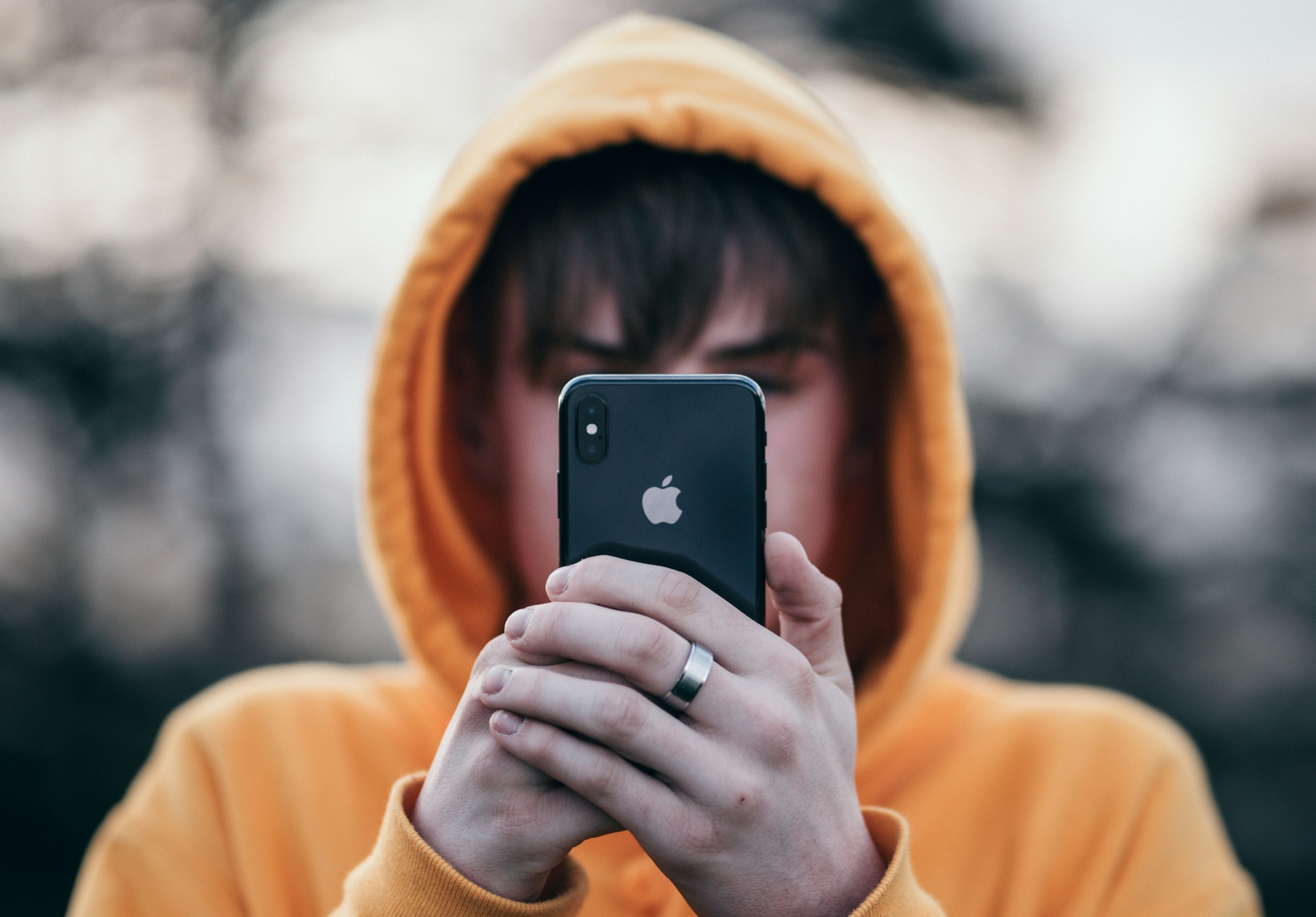 Da ostentação ao endividamento: a nova conversa sobre dinheiro entre jovens nas redes