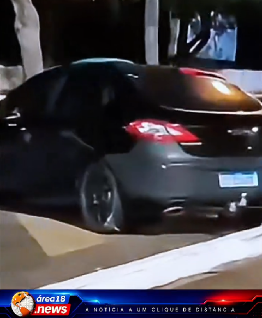 CARRO ATINGE CANTEIRO CENTRAL NO CENTRO DE MIRANDÓPOLIS DURANTE A MADRUGADA