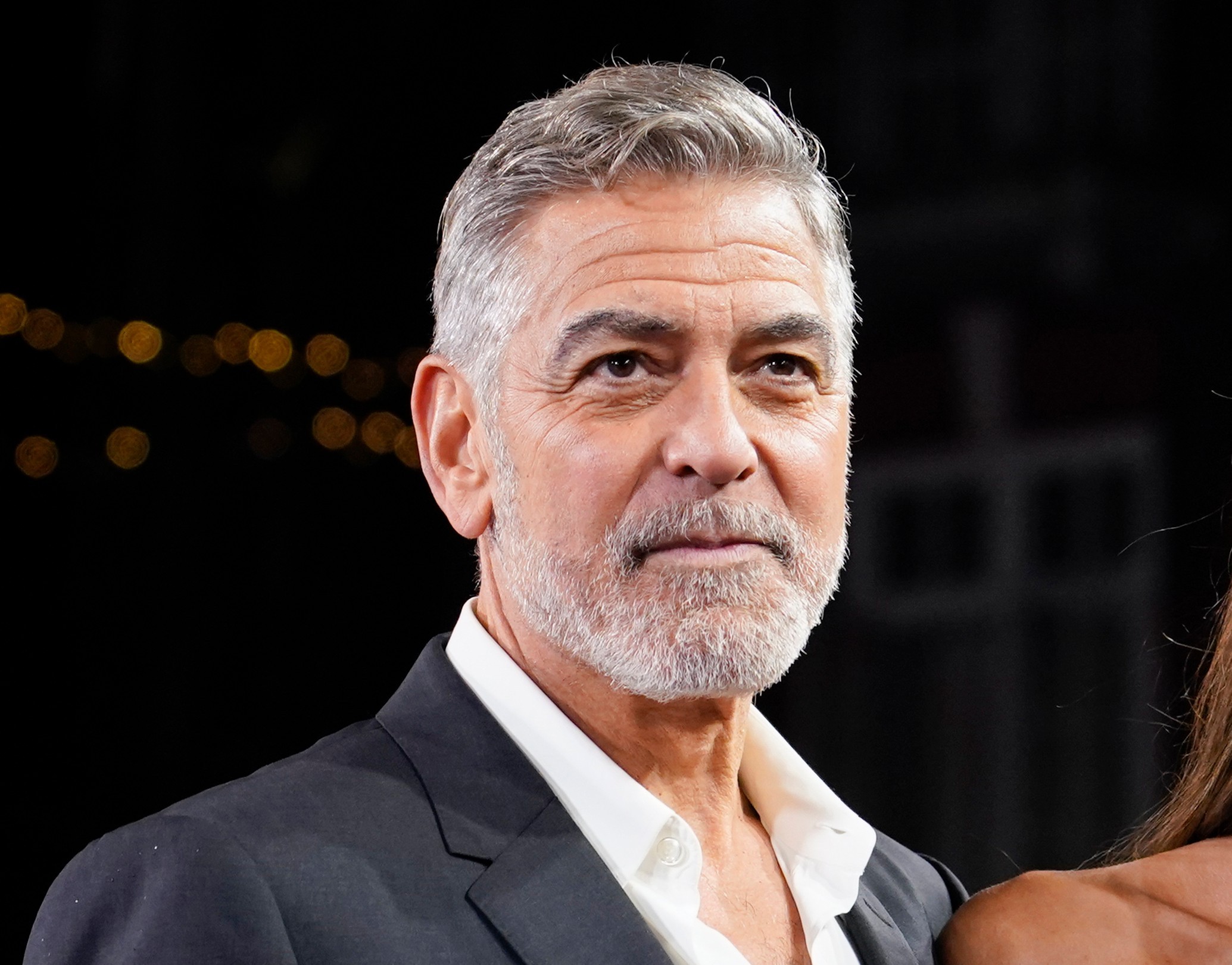 George Clooney é forçado a evacuar casa na França após avanço de incêndio florestal