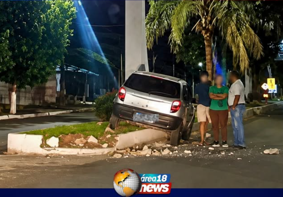 CARRO COLIDE CONTRA PILAR NO CANTEIRO CENTRAL DA AVENIDA SÃO PAULO, EM MIRANDÓPOLIS